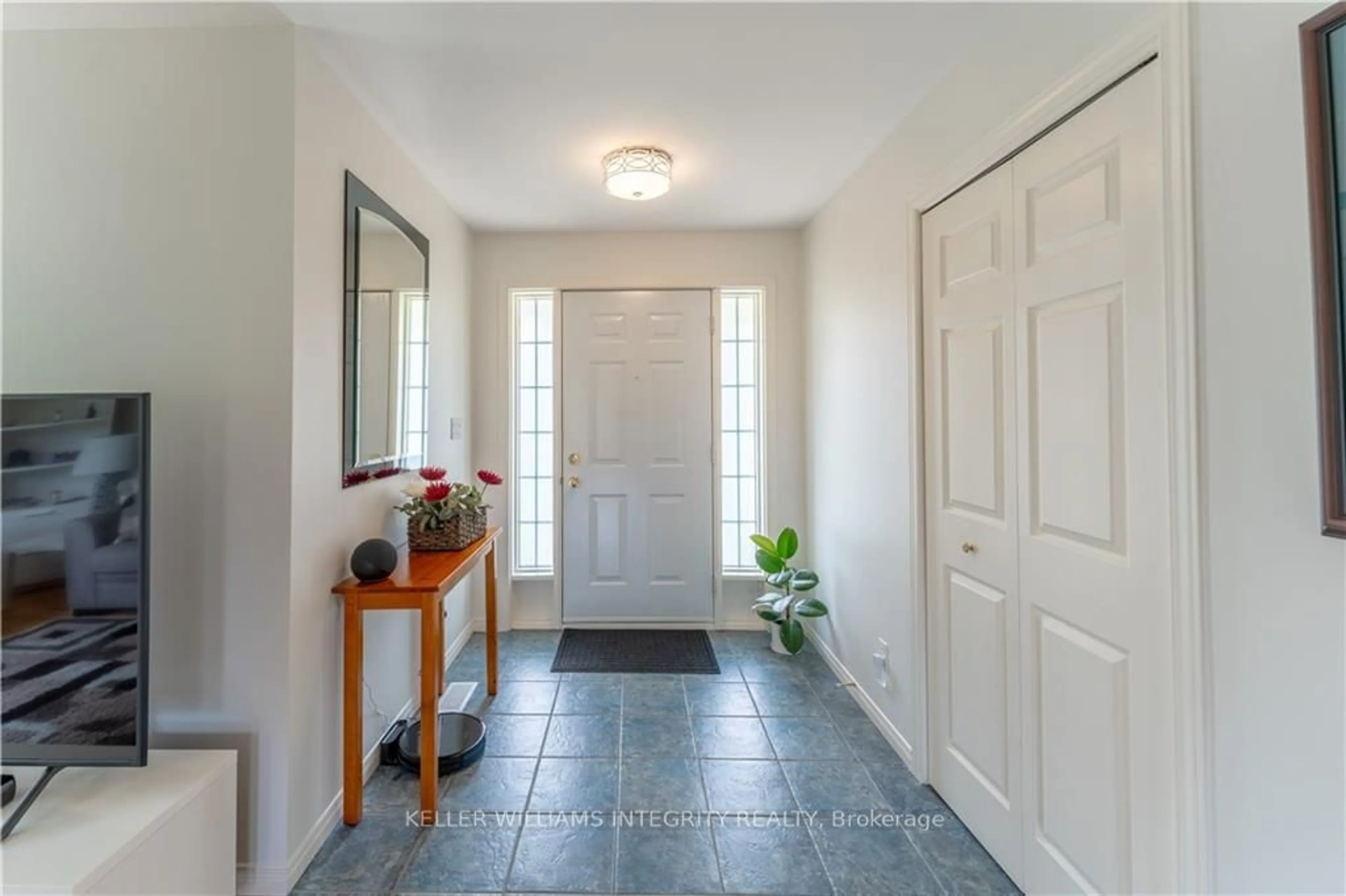 Indoor entryway, wood floors for 10 DALE St, South Stormont Ontario K0C 1M0