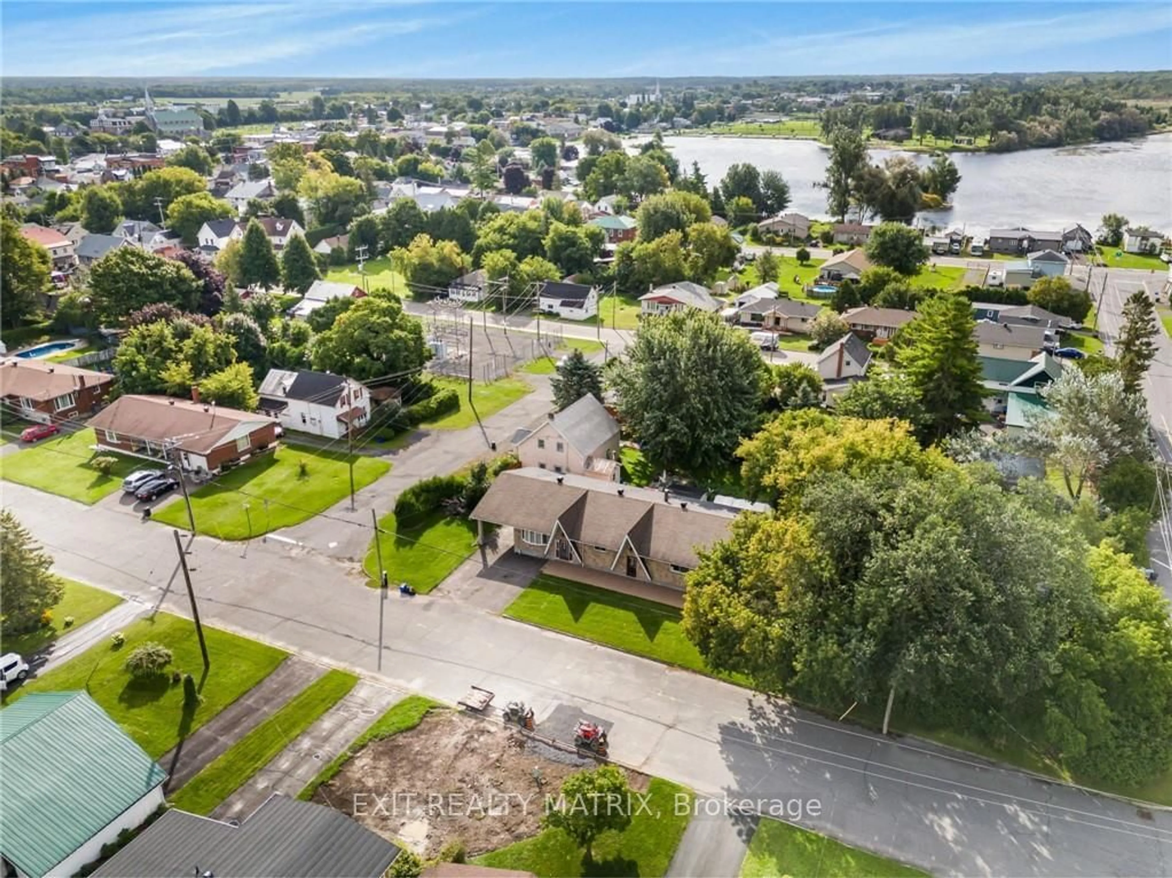 A pic from outside/outdoor area/front of a property/back of a property/a pic from drone, water/lake/river/ocean view for 114 ST  GEORGE WEST St, North Glengarry Ontario K0C 1A0