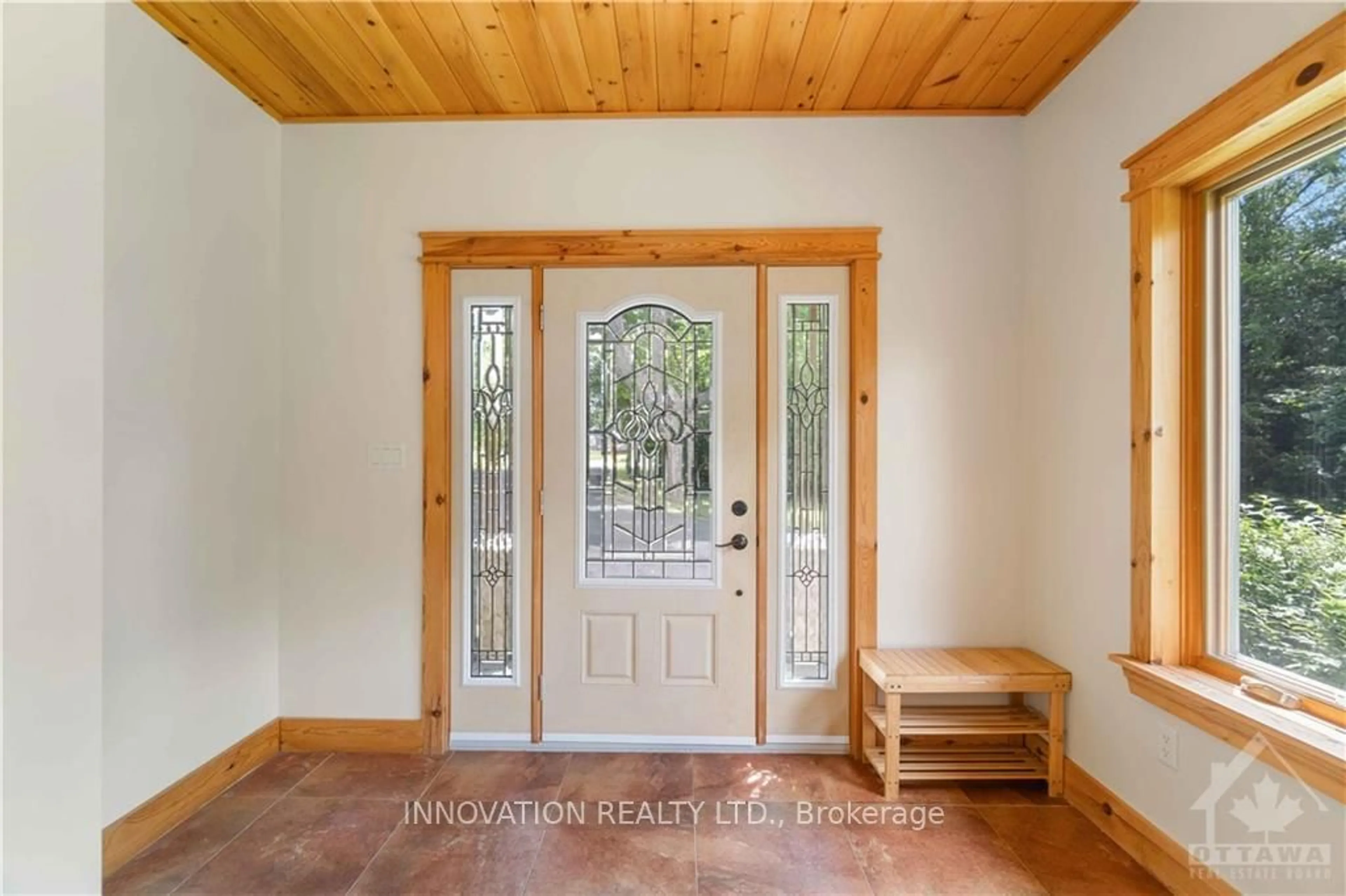 Indoor entryway, wood floors for 698 MOFFAT St, Pembroke Ontario K8A 3Y1