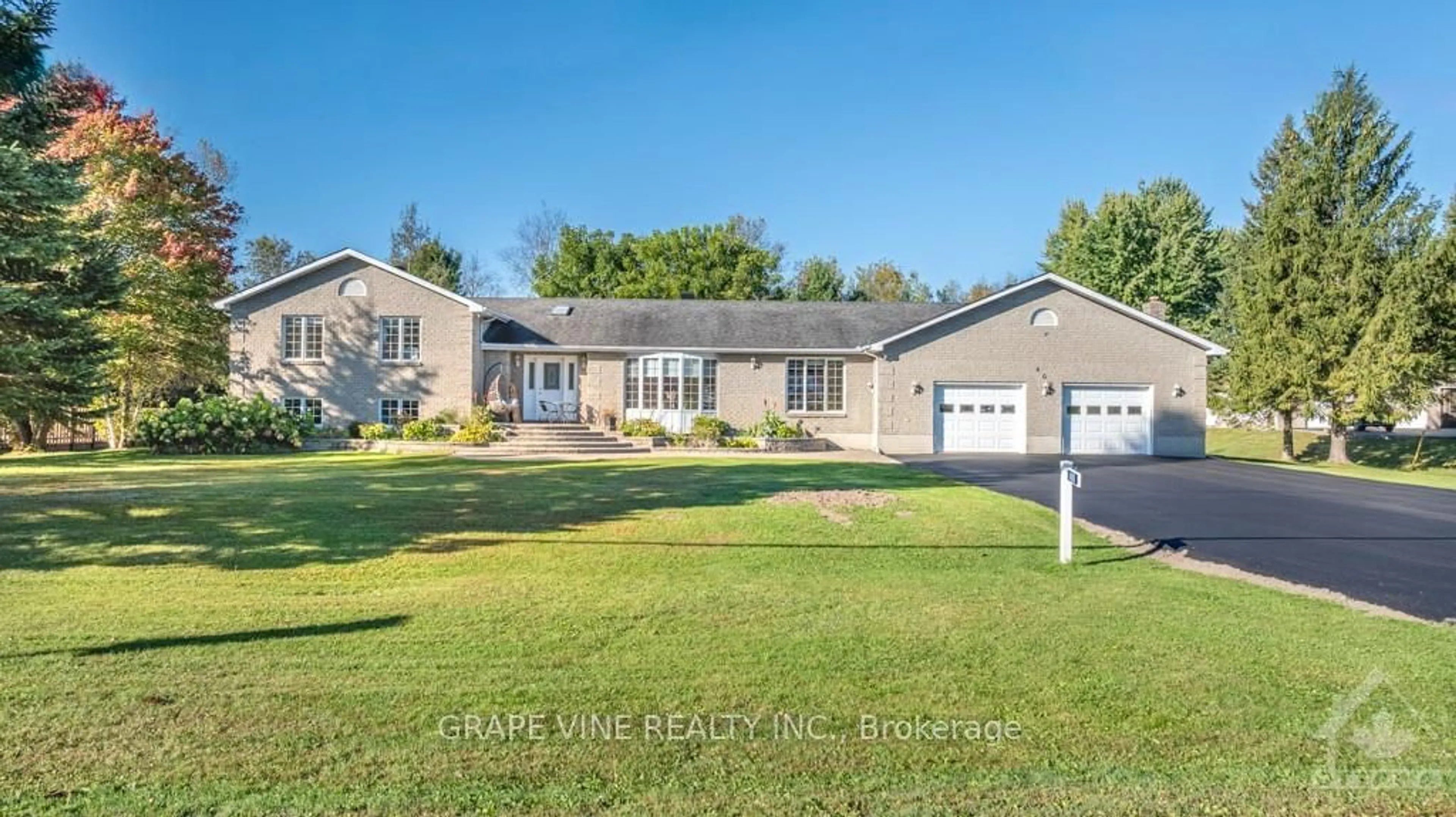 Frontside or backside of a home, the street view for 400 LIMOGES Rd, Russell Ontario K0A 2M0