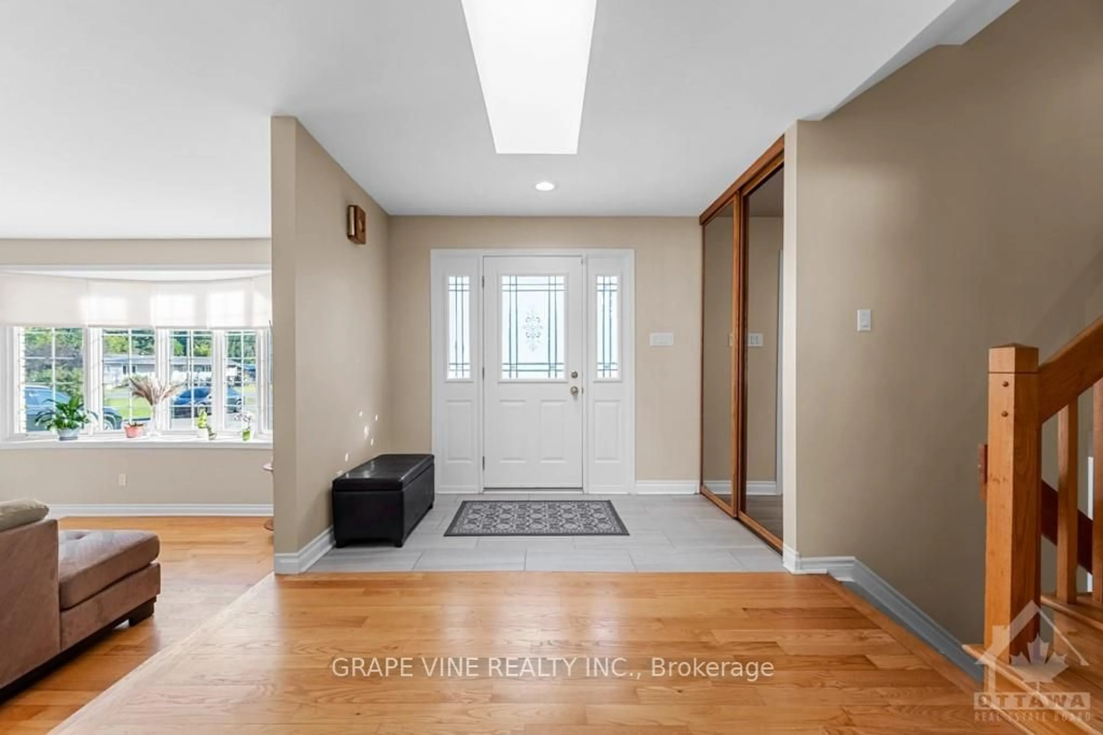 Indoor entryway, wood floors for 400 LIMOGES Rd, Russell Ontario K0A 2M0