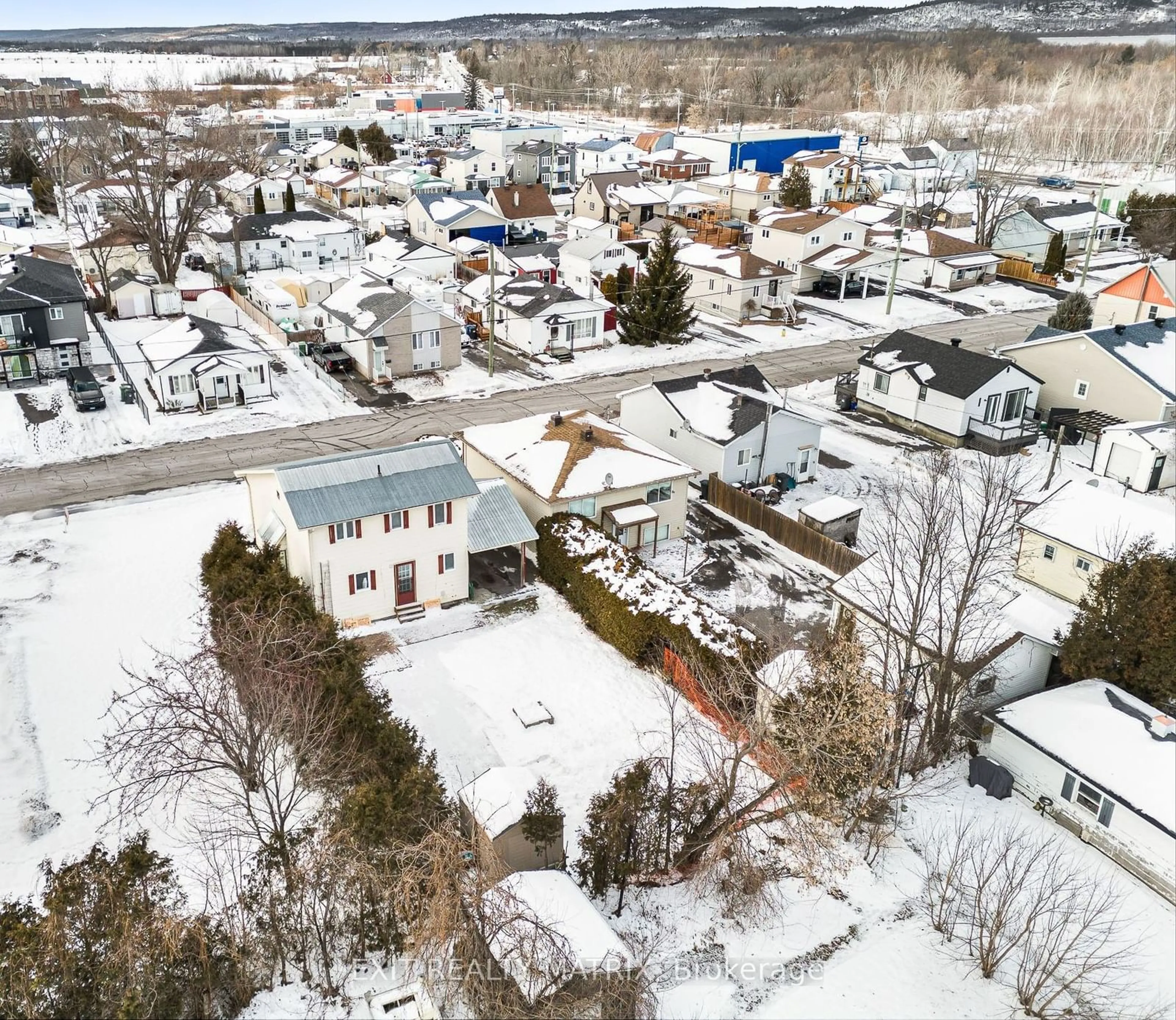 A pic from outside/outdoor area/front of a property/back of a property/a pic from drone, street for 293 KITCHENER St, Hawkesbury Ontario K6A 2P1