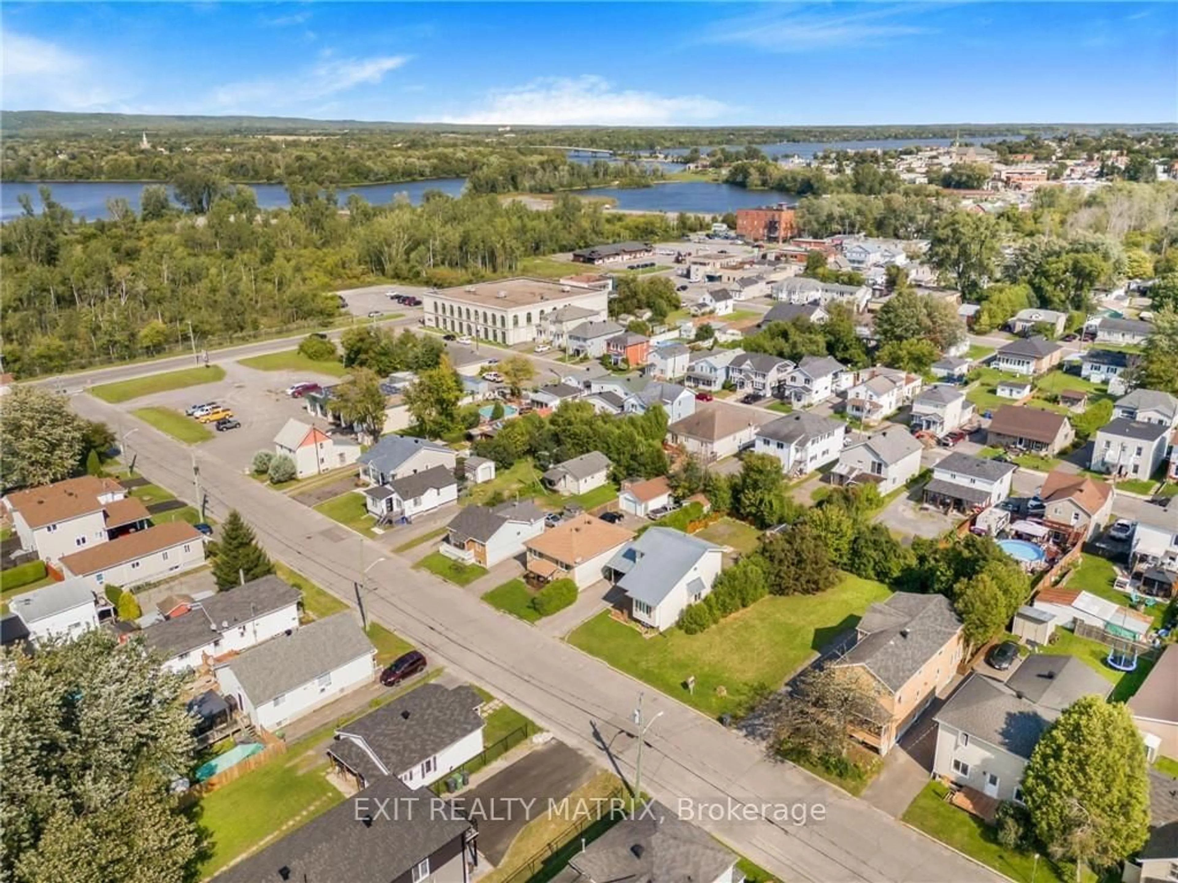 A pic from outside/outdoor area/front of a property/back of a property/a pic from drone, water/lake/river/ocean view for 293 KITCHENER St, Hawkesbury Ontario K6A 2P1