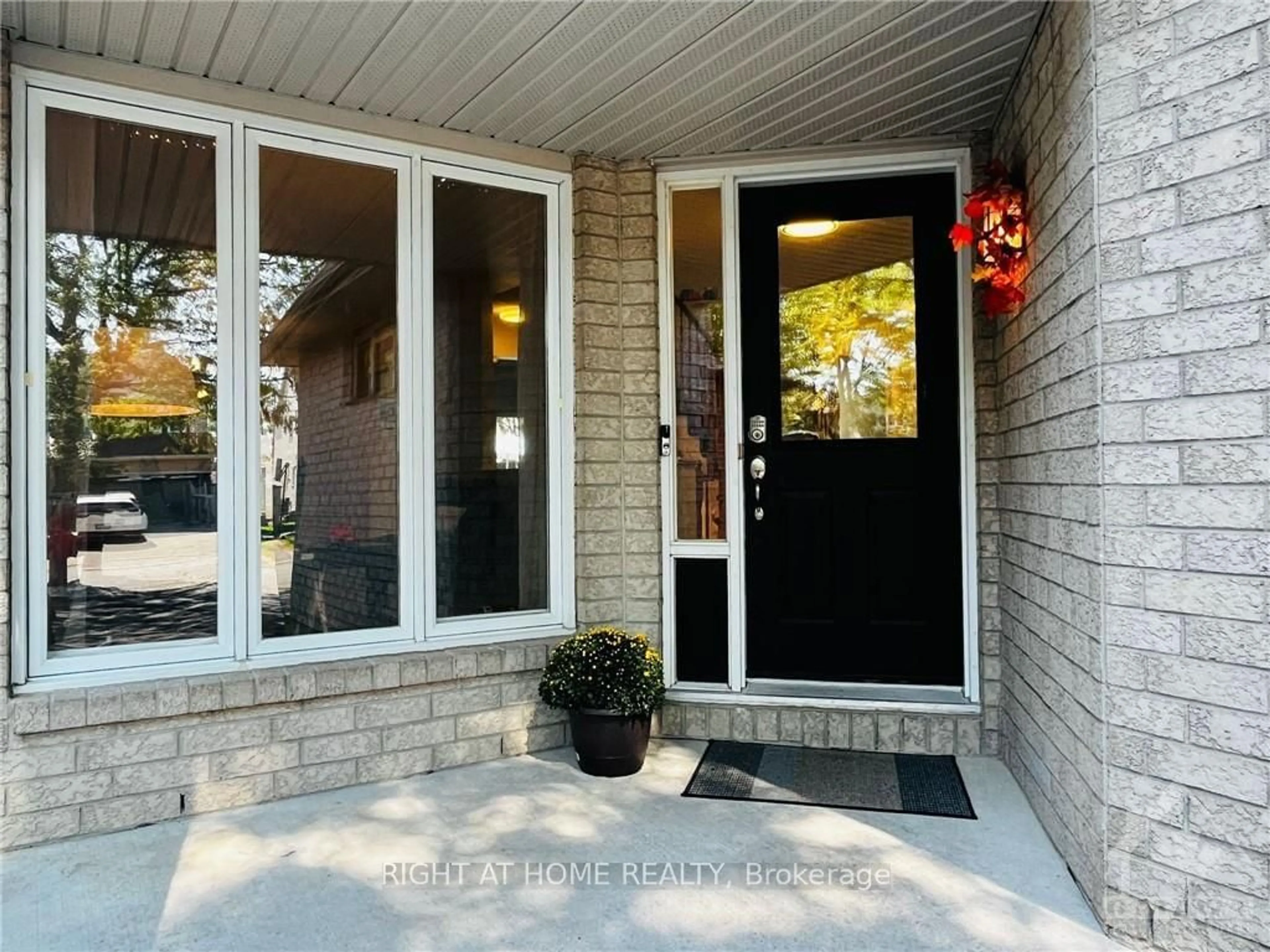 Indoor entryway, wood floors for 33 SPUR Ave, Kanata Ontario K2M 2R9