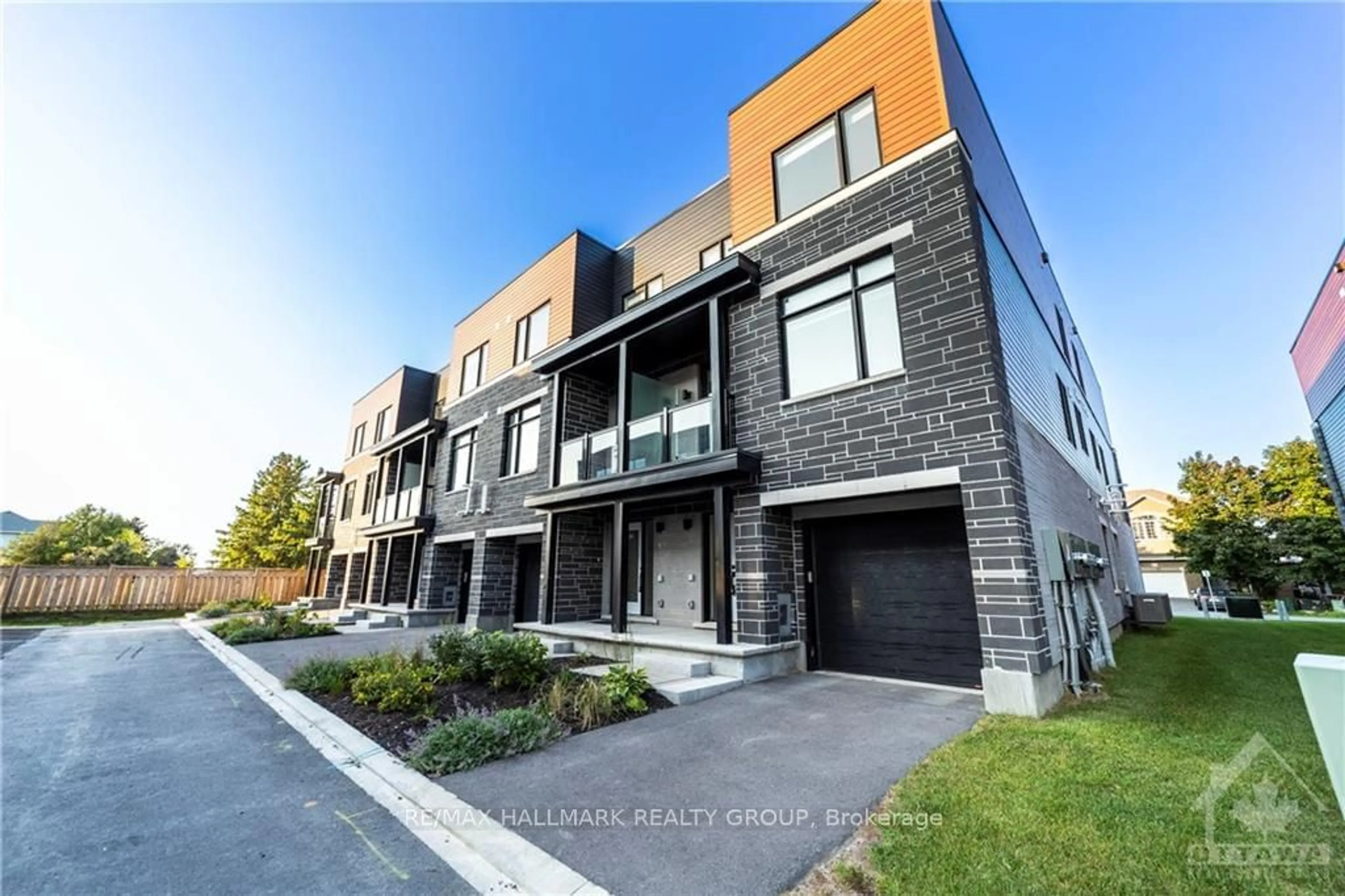 A pic from exterior of the house or condo, the front or back of building for 810 STAR, Kanata Ontario K2L 1W2