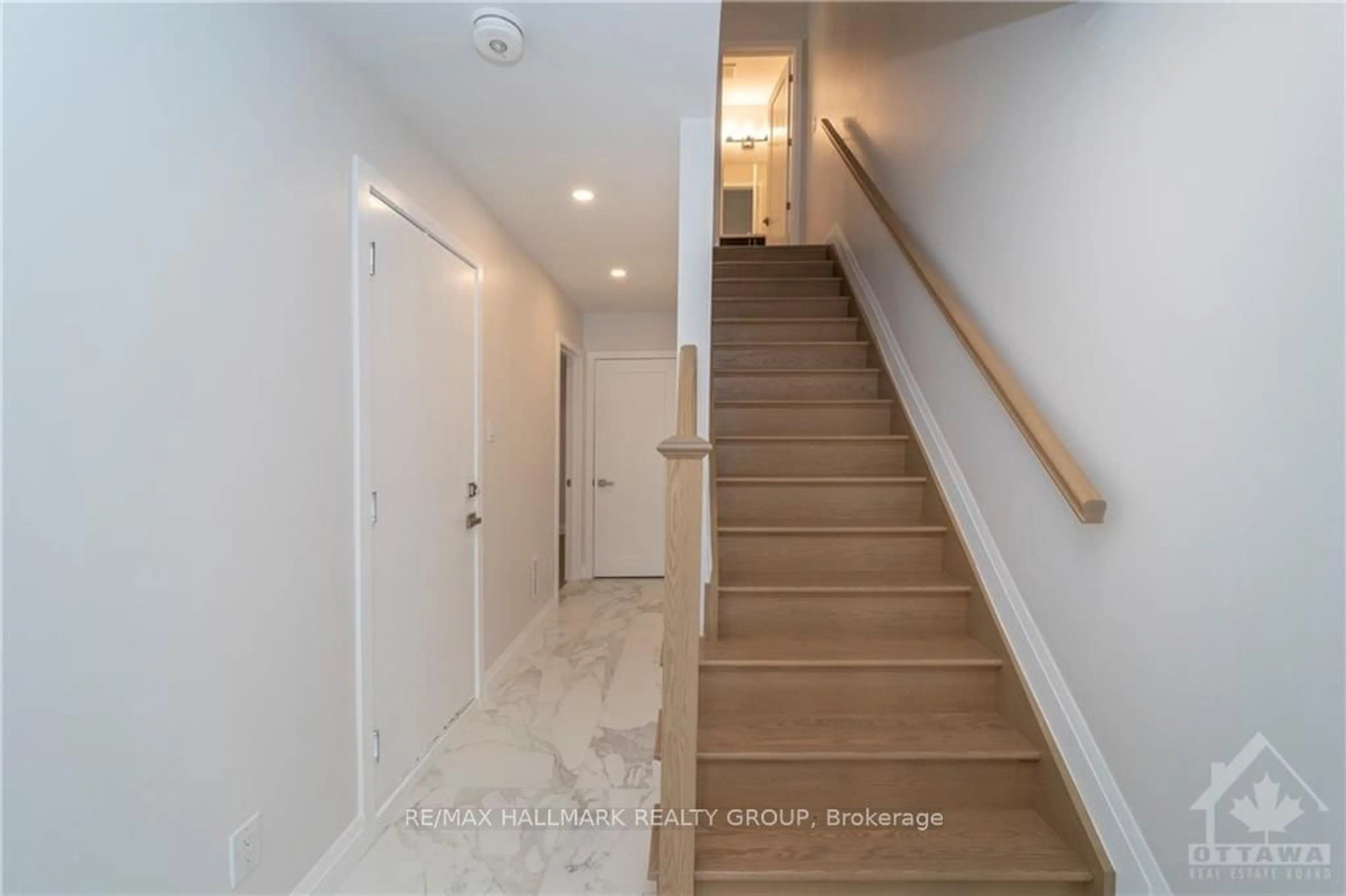 Indoor foyer, wood floors for 810 STAR, Kanata Ontario K2L 1W2