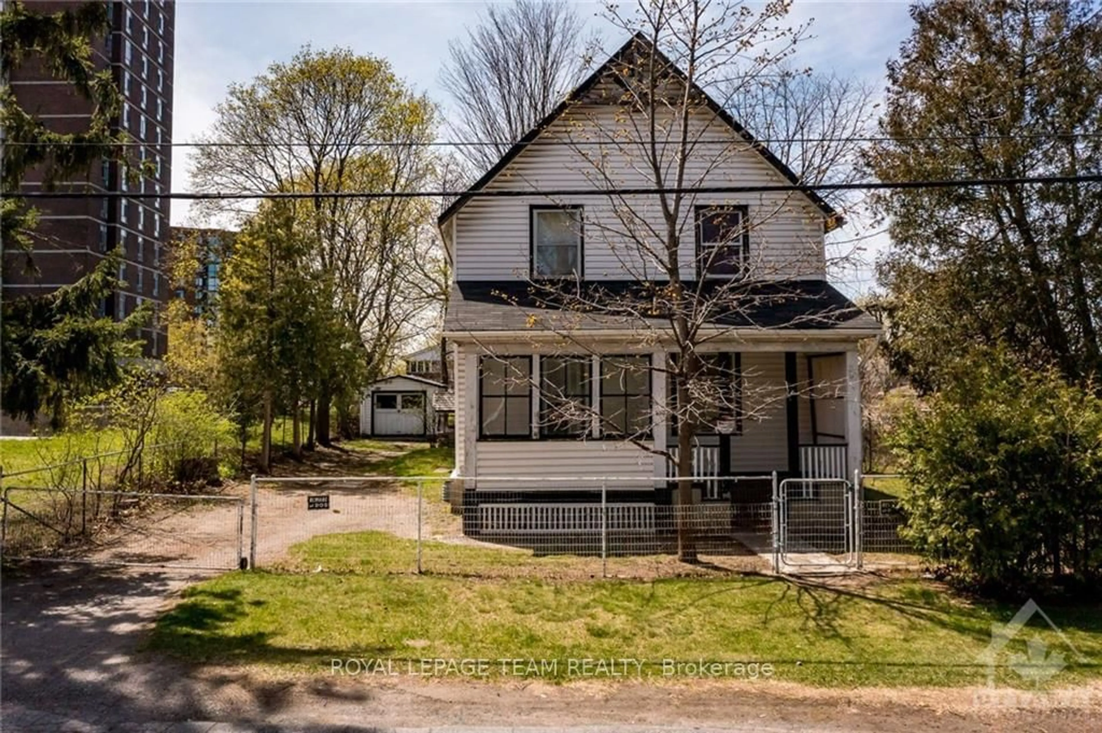 A pic from exterior of the house or condo, cottage for 830 HIGH St, Britannia Heights - Queensway Terrace N and Area Ontario K2B 6C4