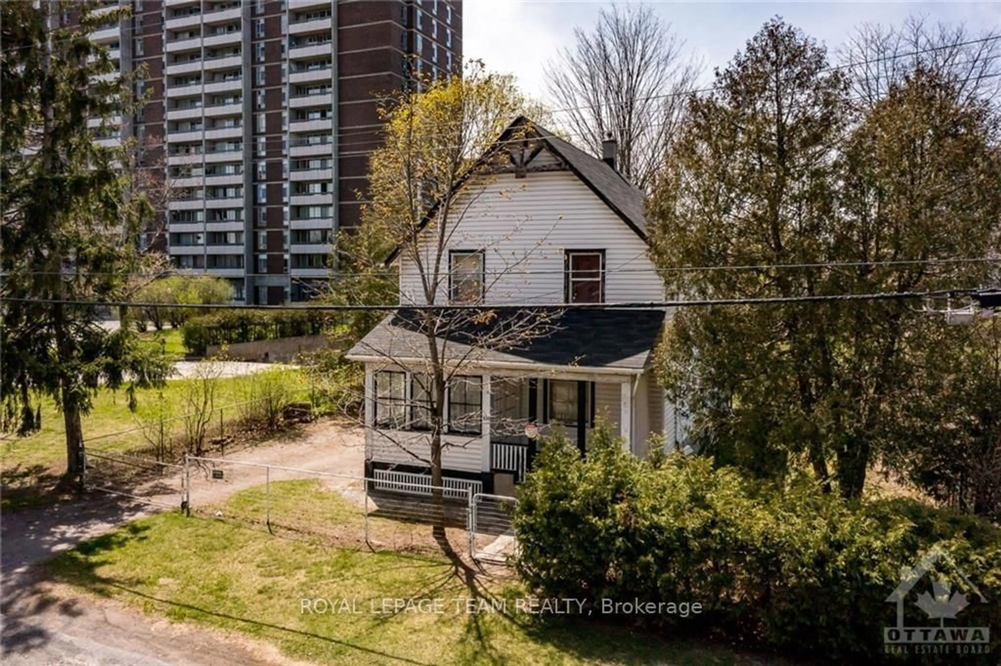 A pic from exterior of the house or condo, cottage for 830 HIGH St, Britannia Heights - Queensway Terrace N and Area Ontario K2B 6C4