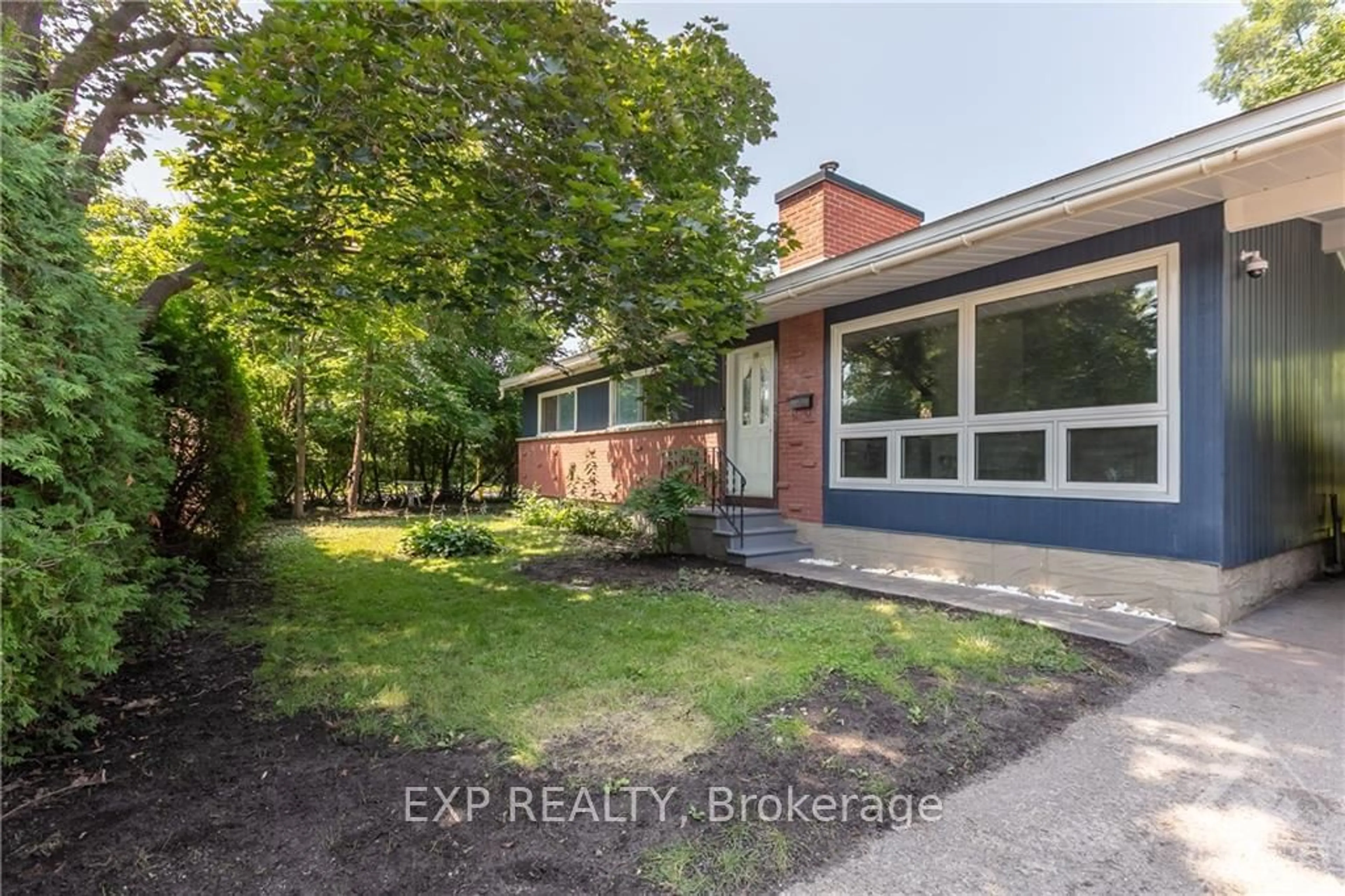 Frontside or backside of a home, the street view for 935 GOREN Ave, Elmvale Acres and Area Ontario K1S 1N4