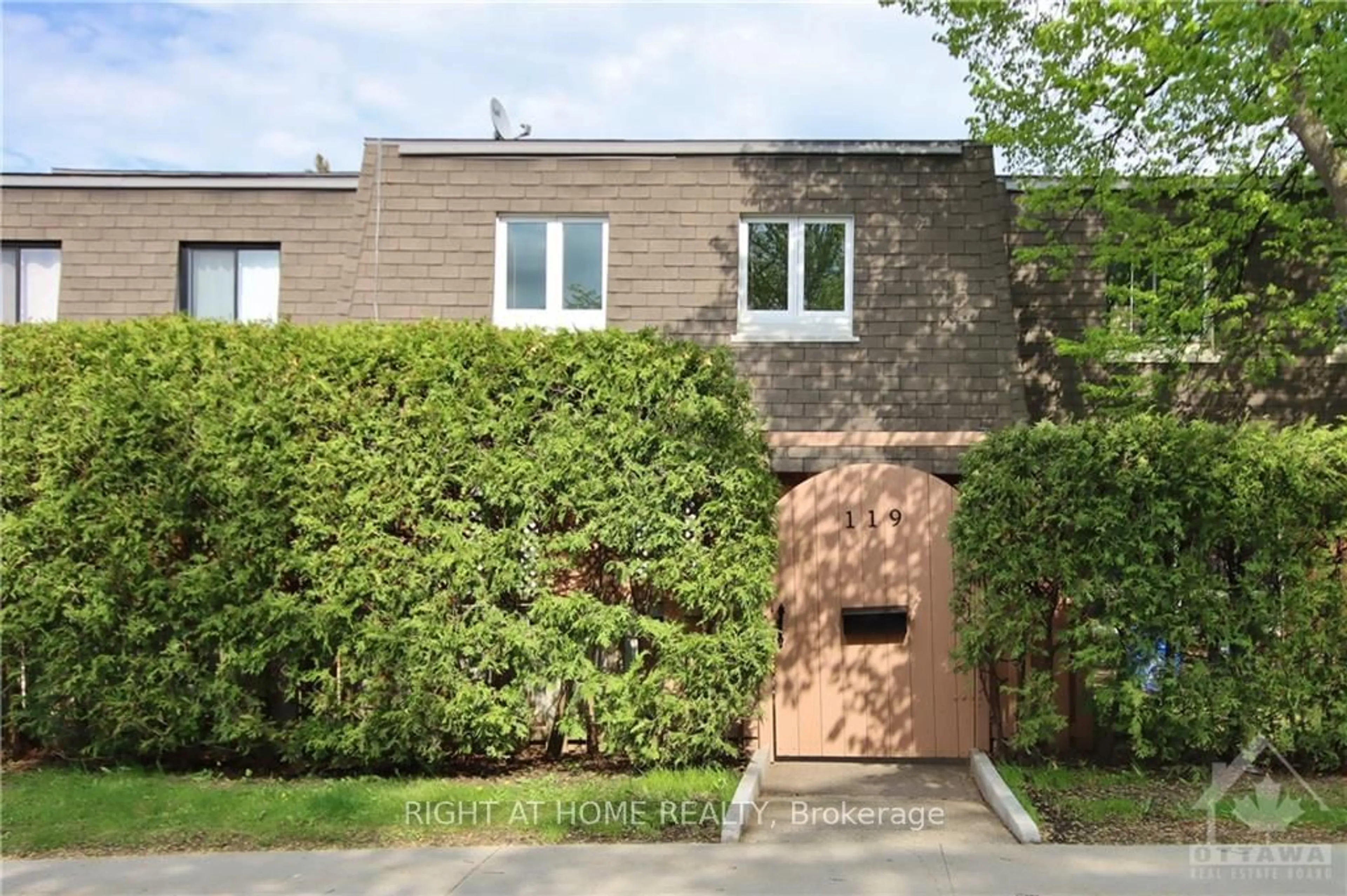 A pic from exterior of the house or condo, the front or back of building for 119 ROYALTON, Hunt Club - Windsor Park Village and Area Ontario K1V 9S4