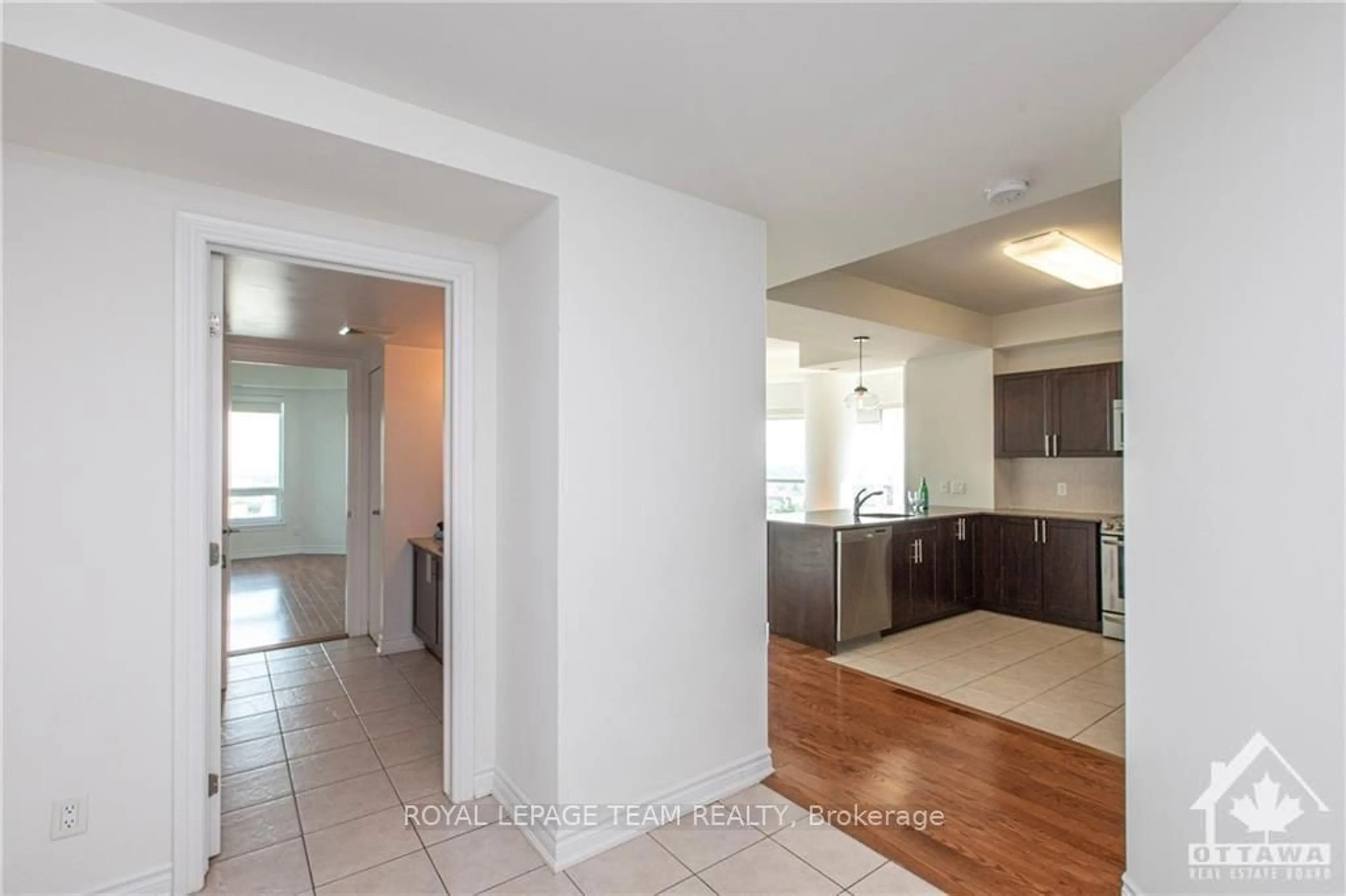 Indoor foyer, wood floors for 234 RIDEAU St #2204, Lower Town - Sandy Hill Ontario K1N 0A9