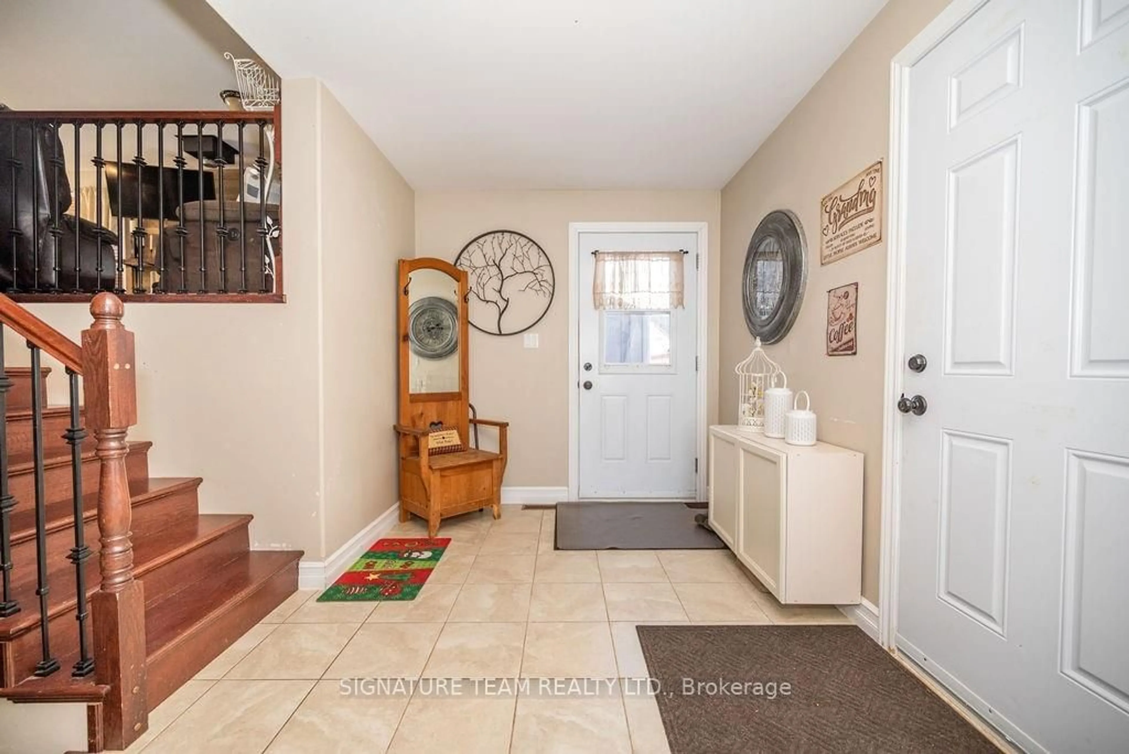 Indoor entryway, wood floors for 605 LAPASSE Rd, Whitewater Region Ontario K0J 1C0