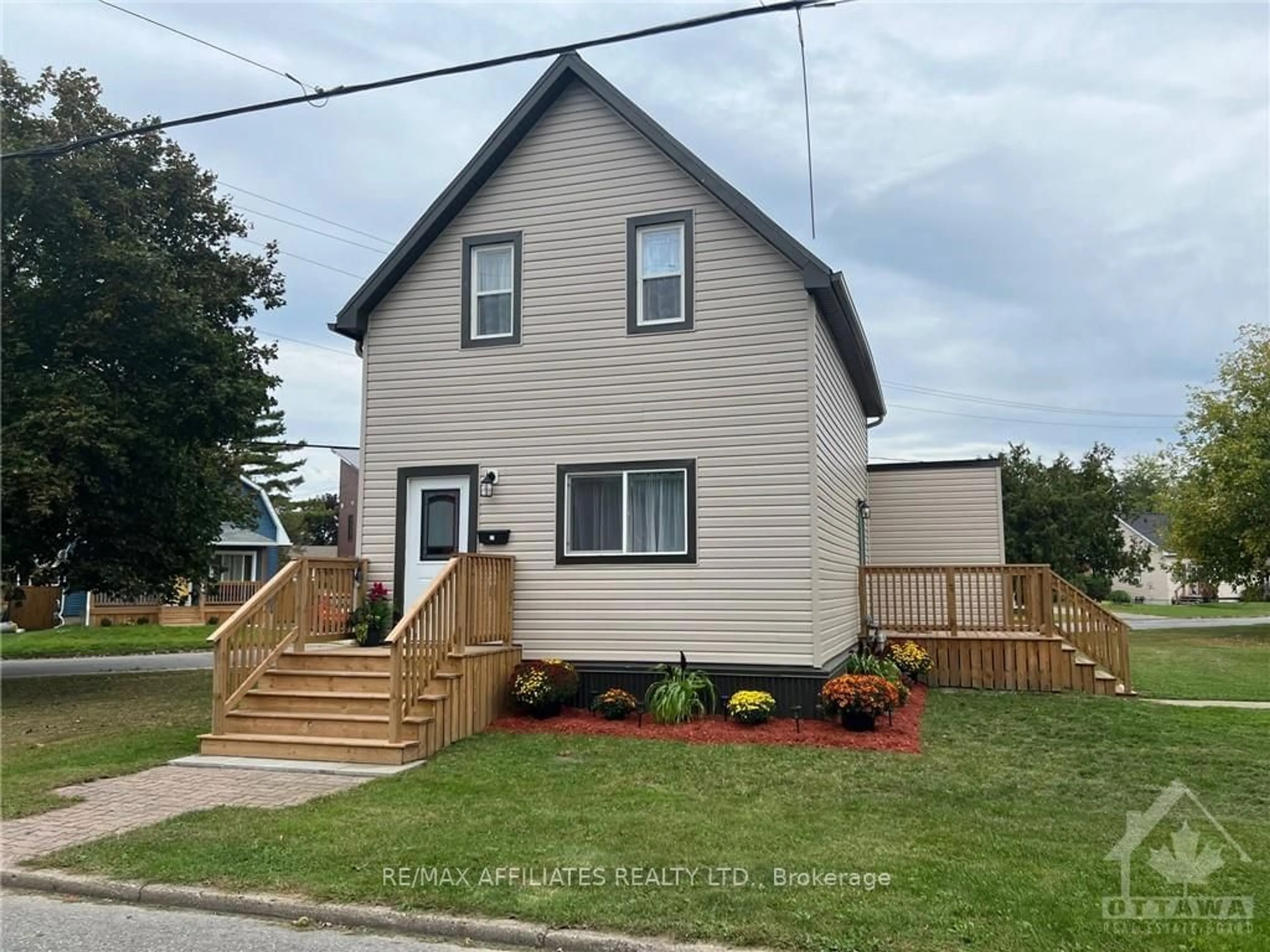 Frontside or backside of a home, cottage for 27 ANNE St, Smiths Falls Ontario K7A 2R1