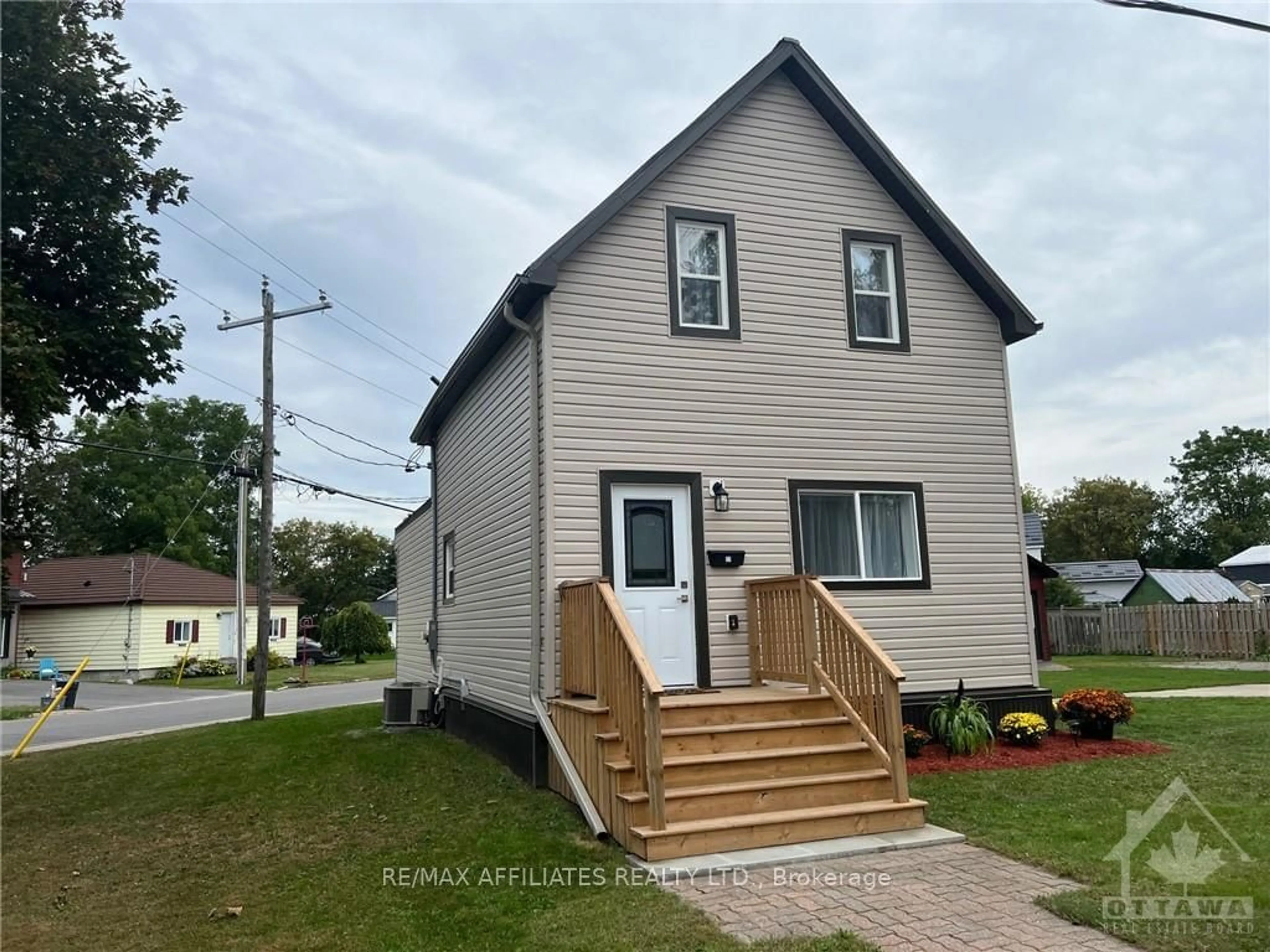 Frontside or backside of a home, cottage for 27 ANNE St, Smiths Falls Ontario K7A 2R1