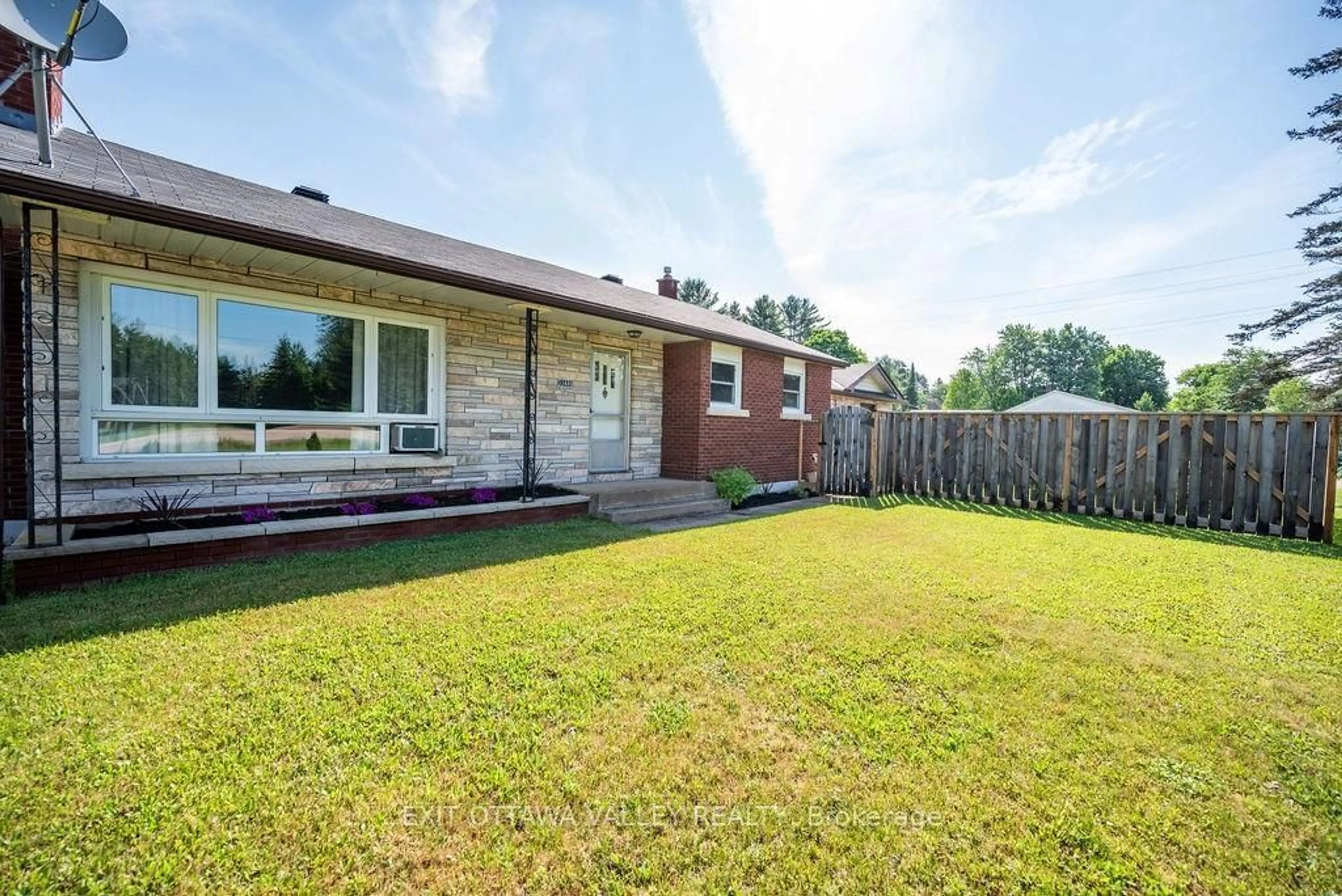 Home with brick exterior material for 33486 HIGHWAY 17, Deep River Ontario K0J 1P0