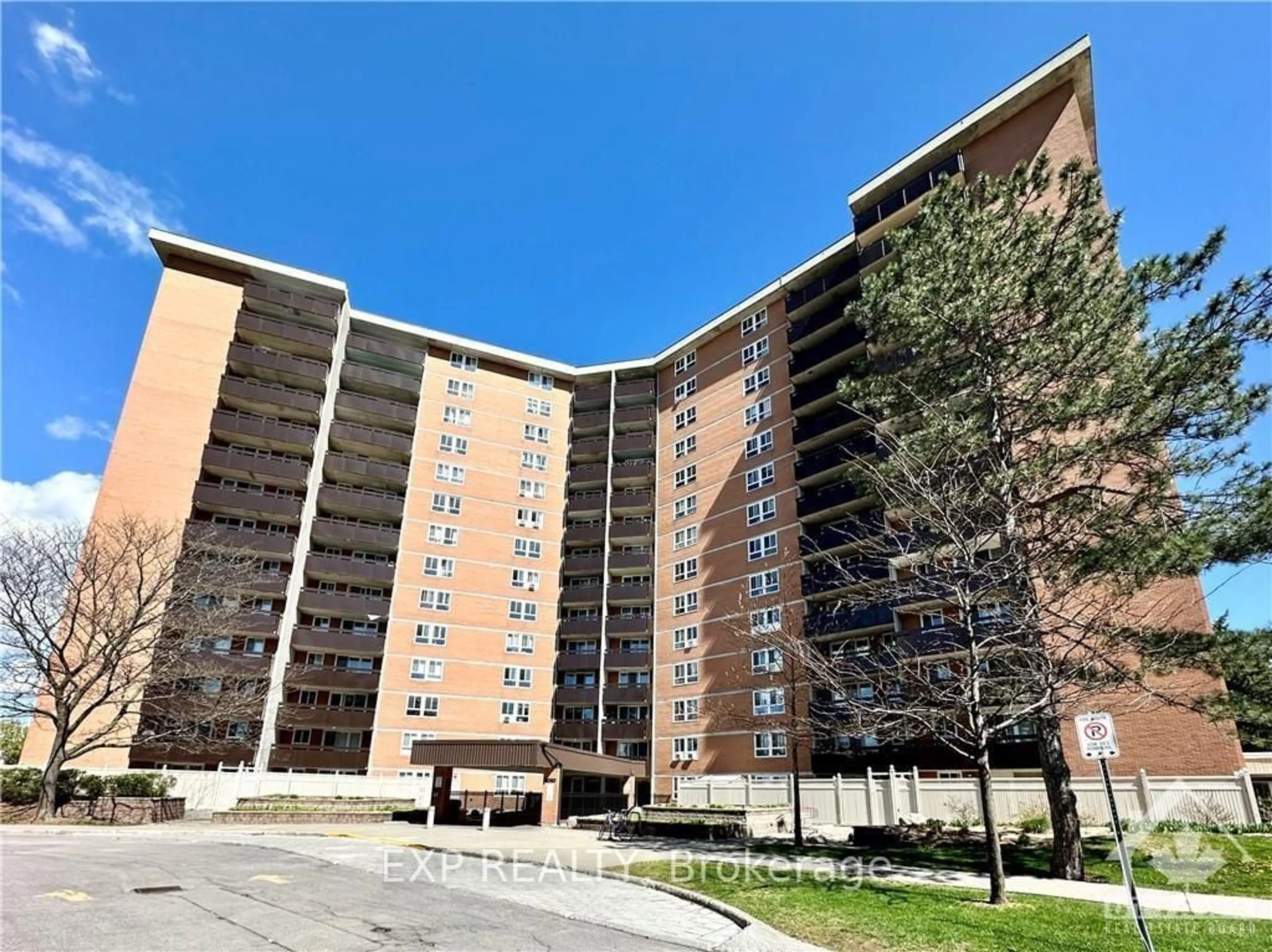 A pic from exterior of the house or condo, the front or back of building for 2020 JASMINE Cres #302, Beacon Hill North - South and Area Ontario K1J 8K5