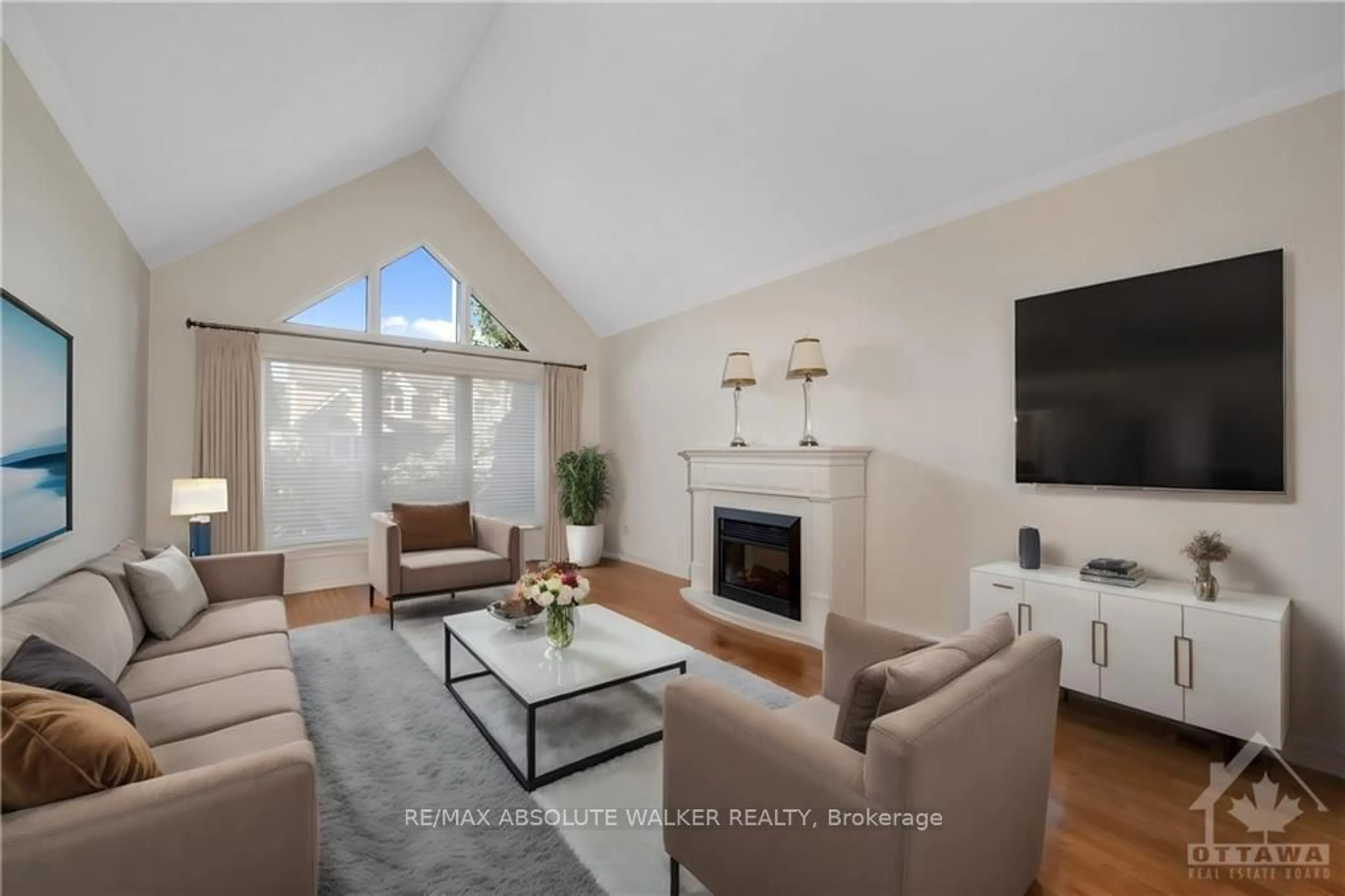 Living room, wood floors for 1637 COUNTRY WALK Dr, Orleans - Convent Glen and Area Ontario K1C 8E2