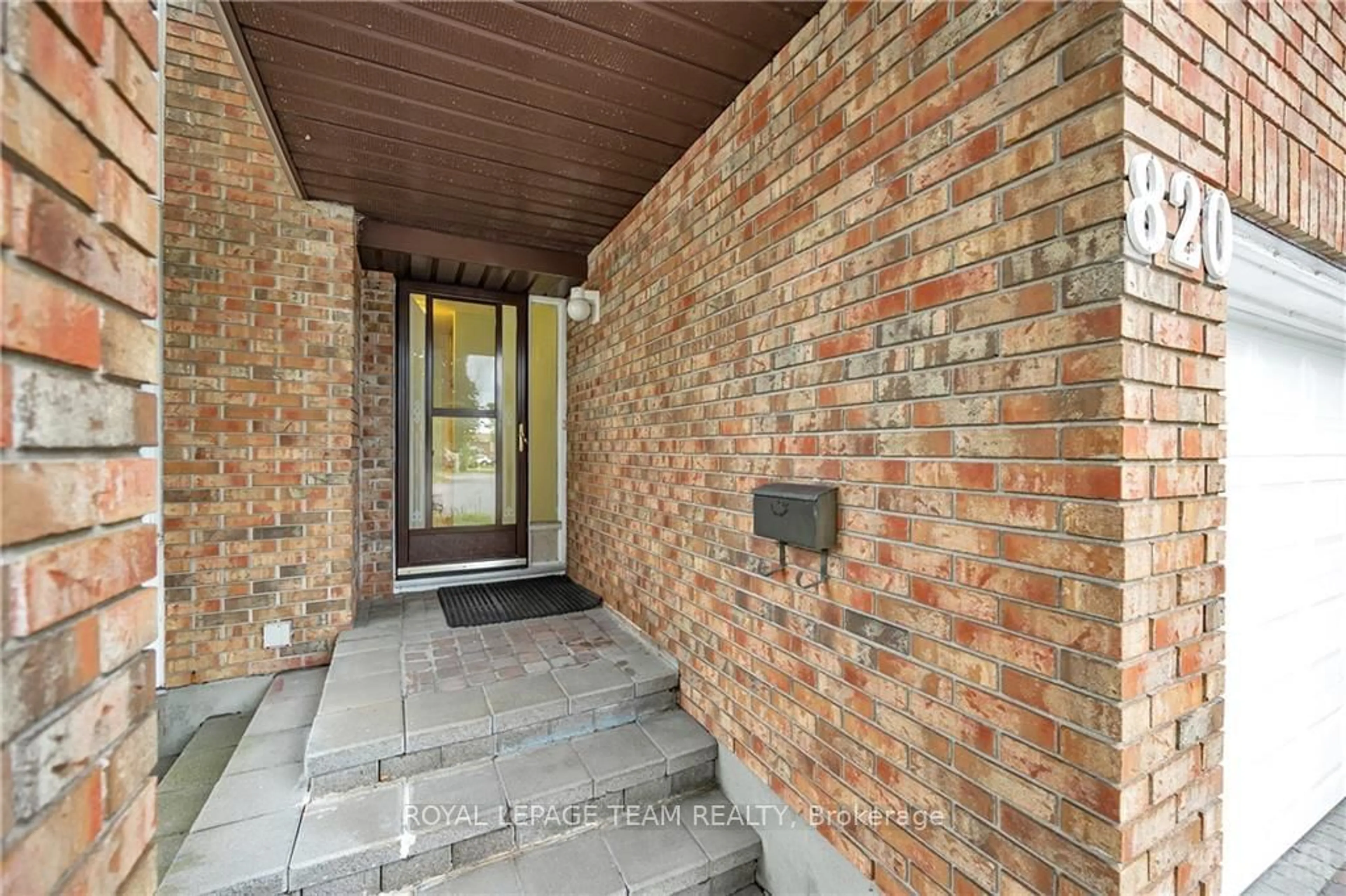 Indoor entryway, wood floors for 820 TORSA Crt, Britannia Heights - Queensway Terrace N and Area Ontario K2B 8P8