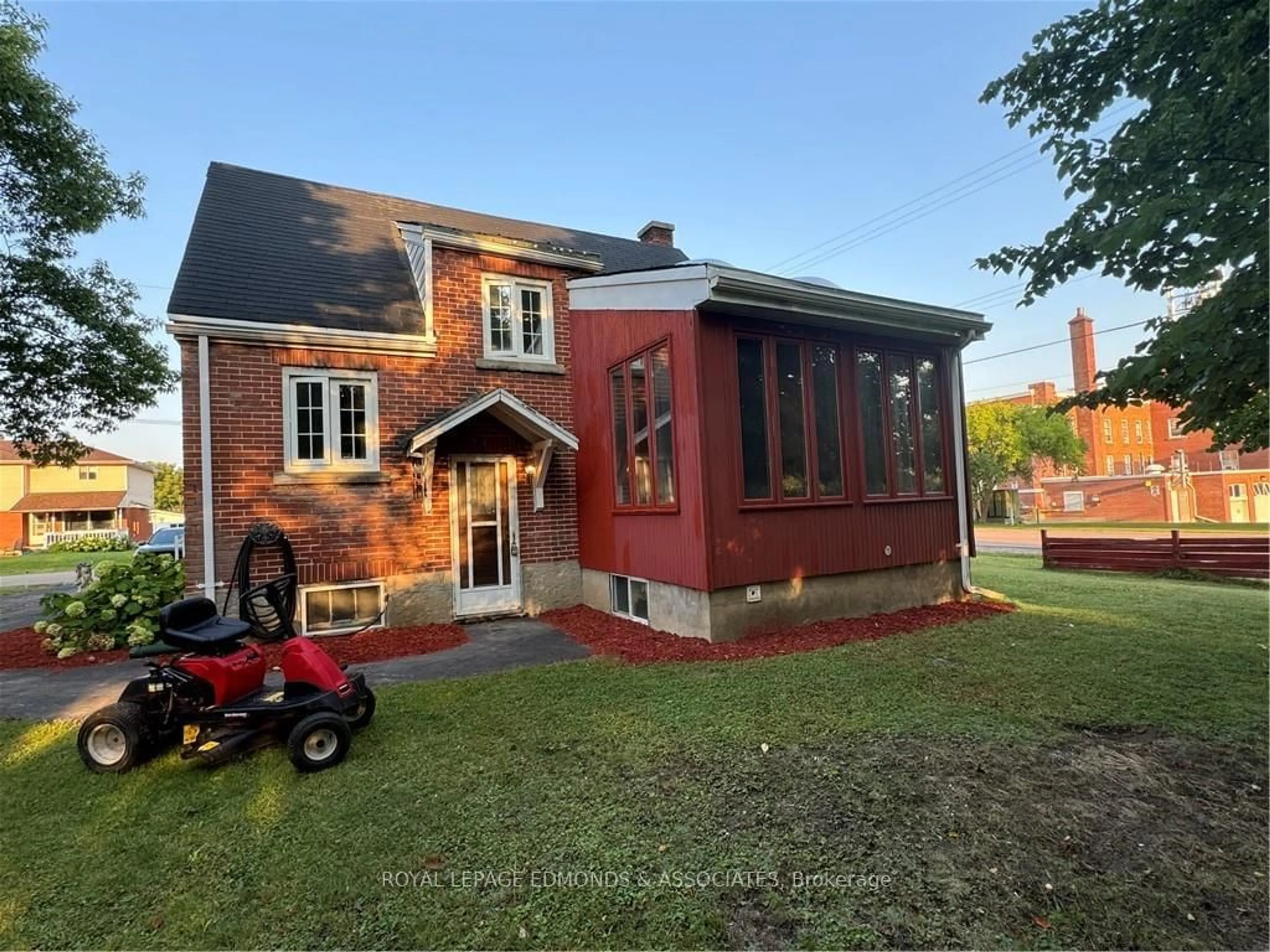 Frontside or backside of a home, the front or back of building for 483 CATHERINE St, Pembroke Ontario K8A 1W2