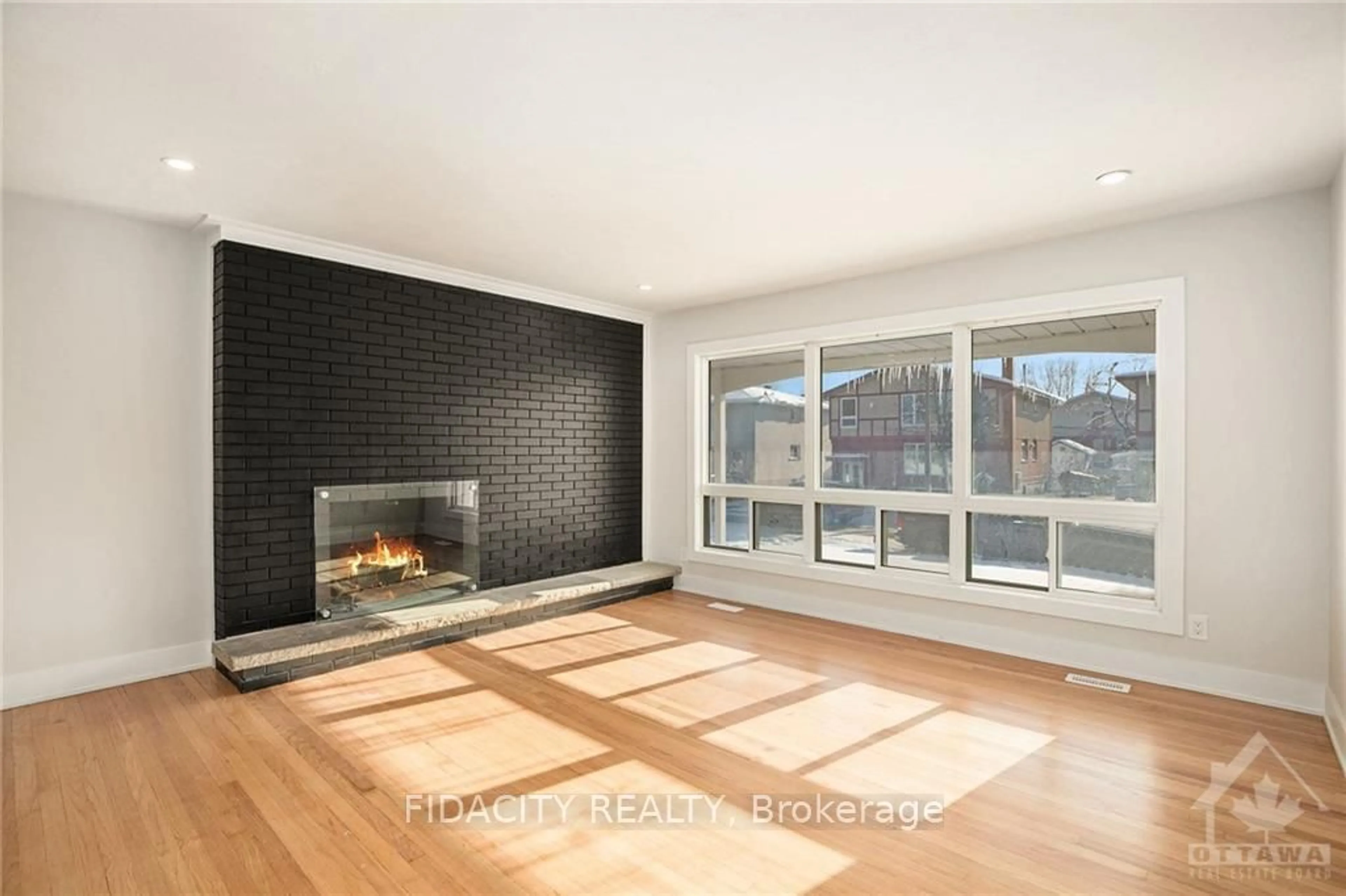 Living room, wood floors for 2655 DON St, Britannia - Lincoln Heights and Area Ontario K2B 6Y2