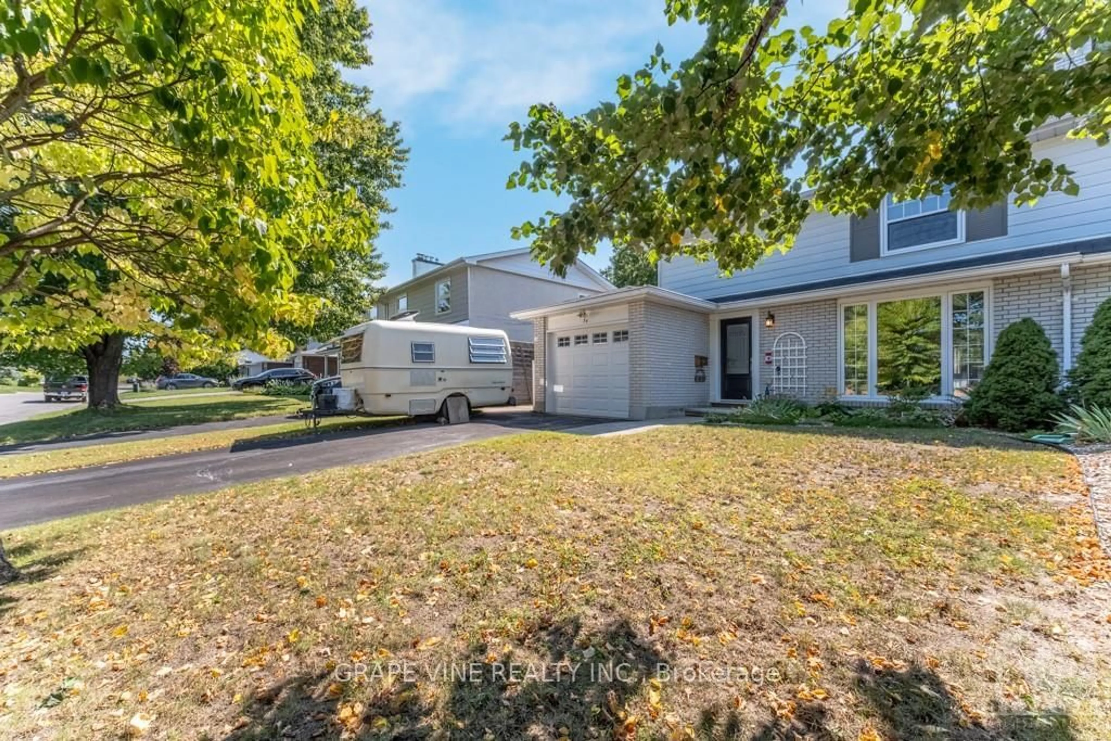 A pic from exterior of the house or condo, the street view for 34 LINDHURST Cres, South of Baseline to Knoxdale Ontario K2G 0T7