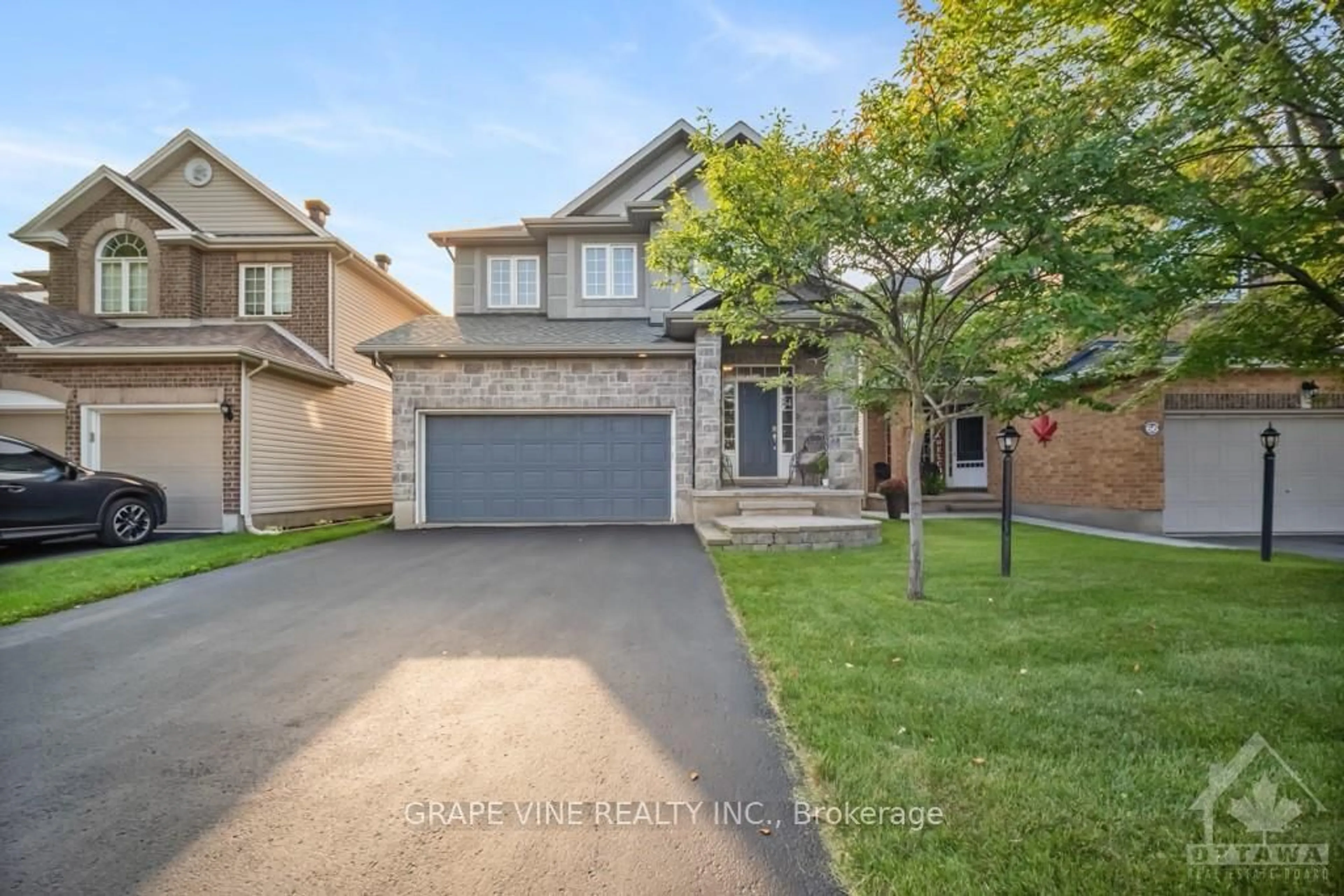 Frontside or backside of a home, the street view for 64 HARTSMERE Dr, Stittsville - Munster - Richmond Ontario K2S 2B7