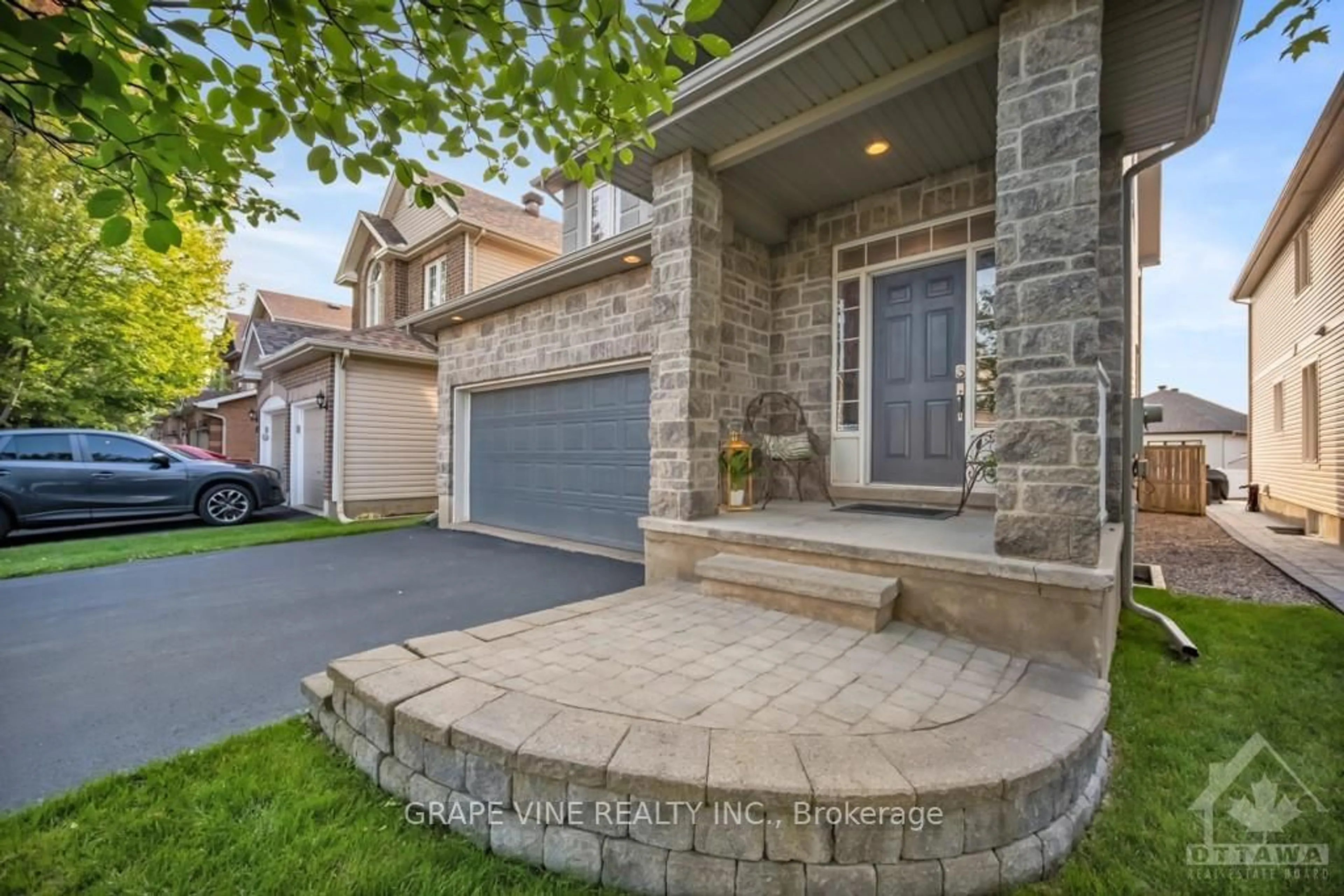 Frontside or backside of a home, the street view for 64 HARTSMERE Dr, Stittsville - Munster - Richmond Ontario K2S 2B7