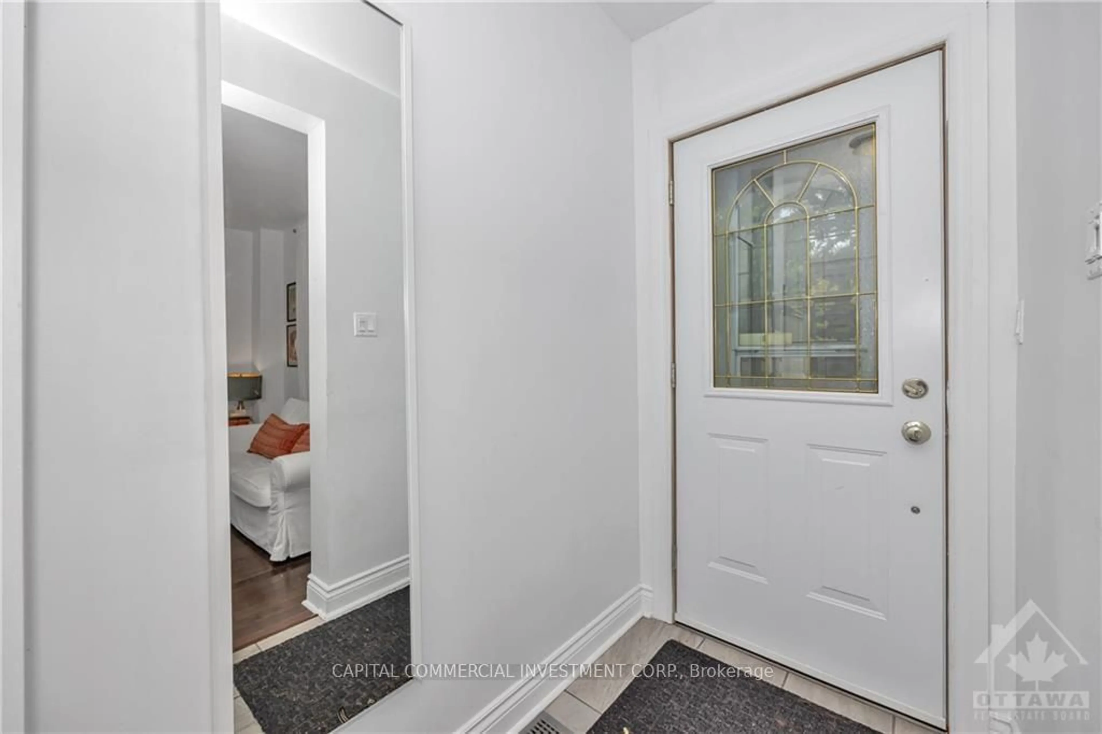 Indoor entryway, wood floors for 226-228 ST ANDREW St, Lower Town - Sandy Hill Ontario K1N 5G6