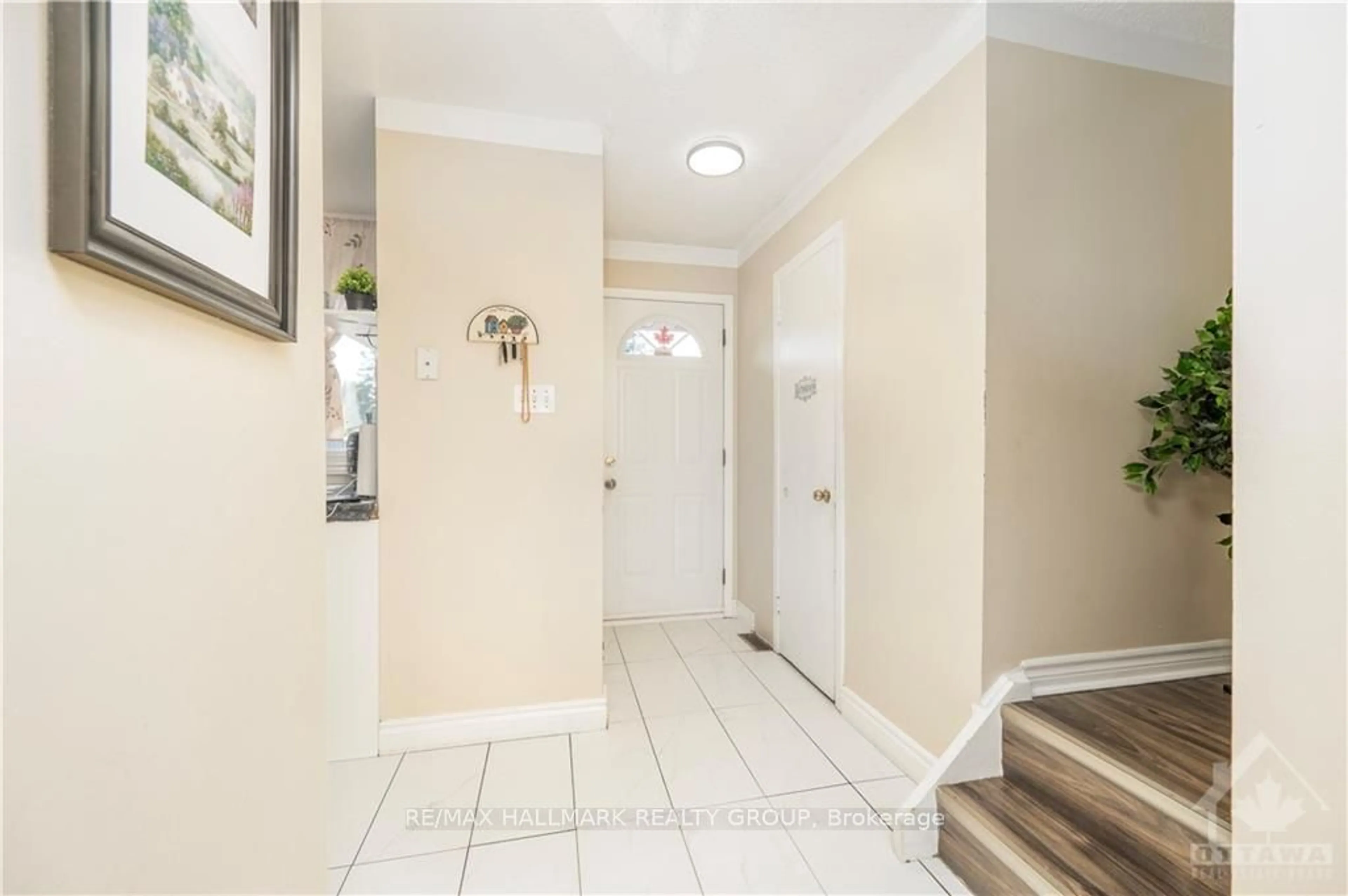 Indoor entryway, wood floors for 2570 SOUTHVALE Cres, Elmvale Acres and Area Ontario K1B 5B6