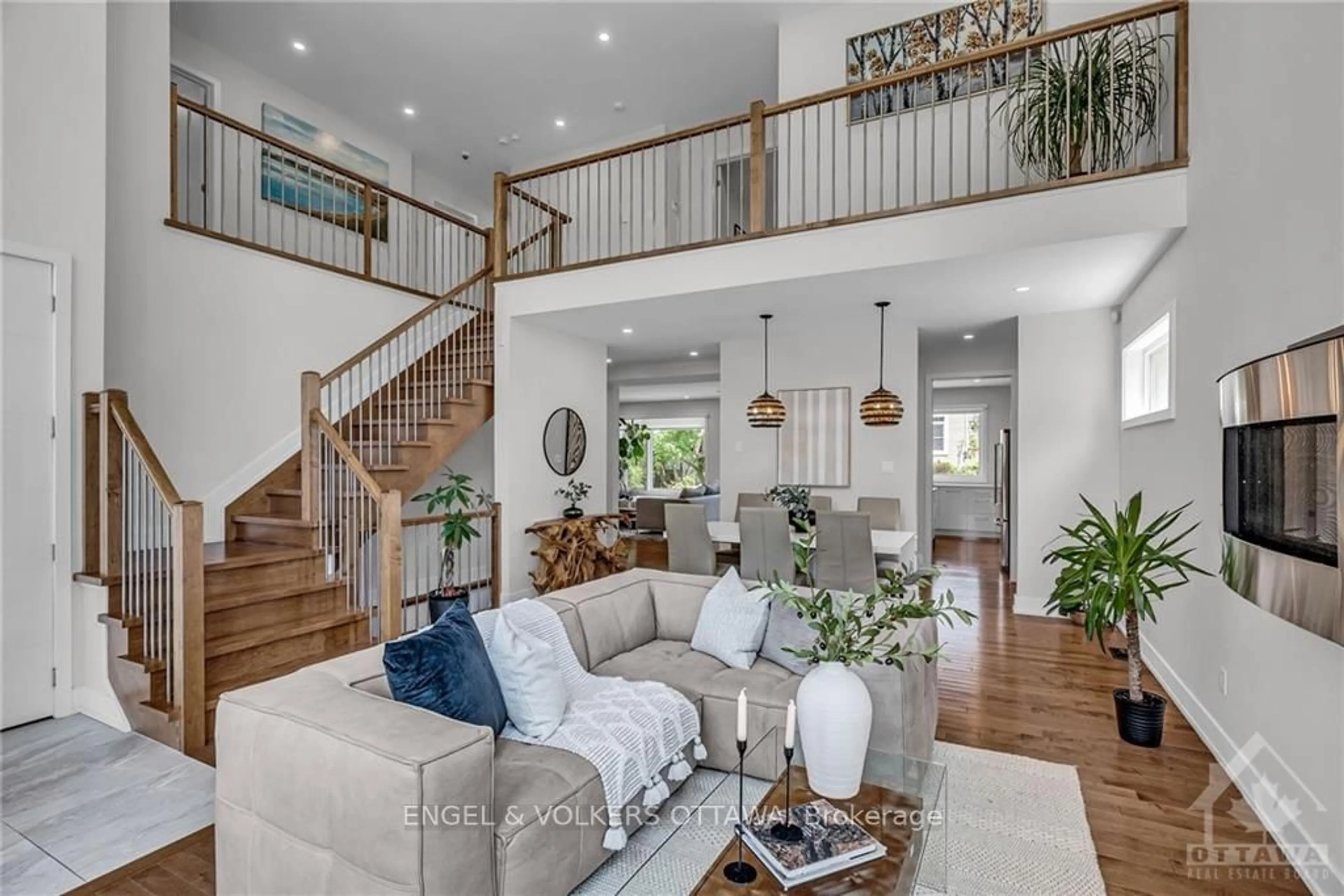 Living room, wood floors for 231 DANIEL Ave, Tunneys Pasture and Ottawa West Ontario K1Y 0C7