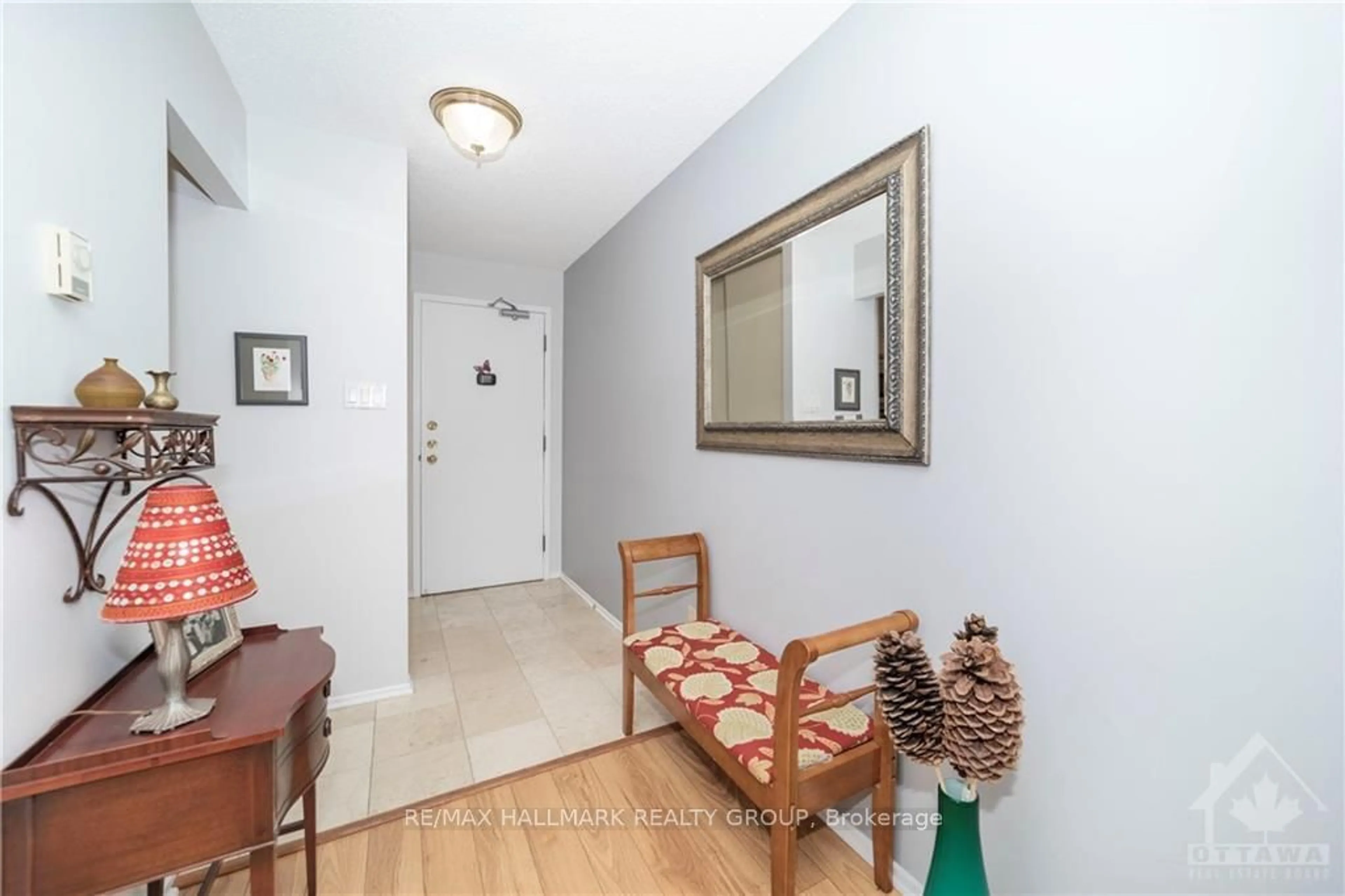 Indoor entryway, wood floors for 200 LAFONTAINE Ave #1002, Vanier and Kingsview Park Ontario K1L 8K8