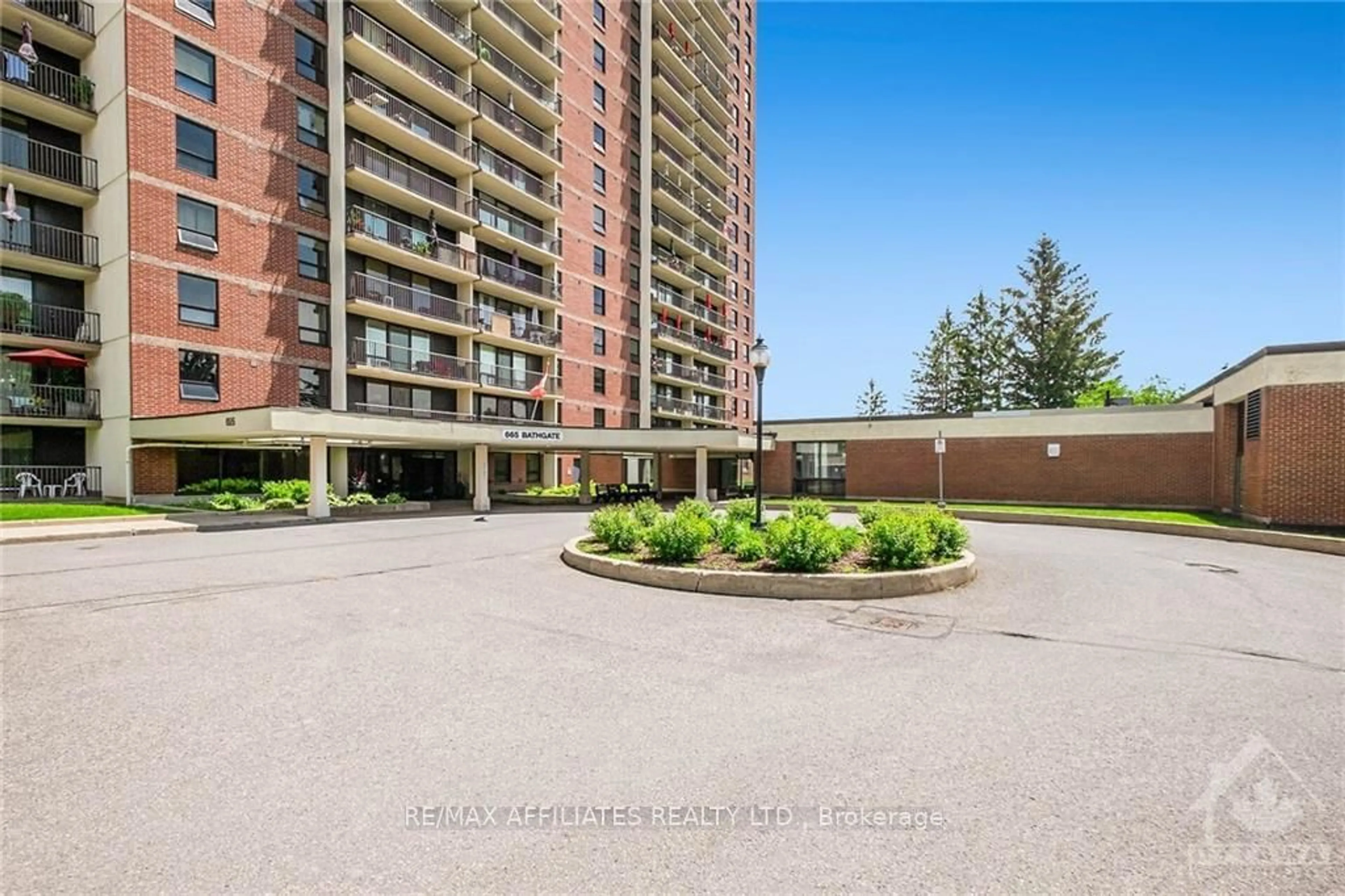 A pic from exterior of the house or condo, the front or back of building for 665 BATHGATE Dr #1209, Overbook - Castleheights and Area Ontario K1K 3Y4