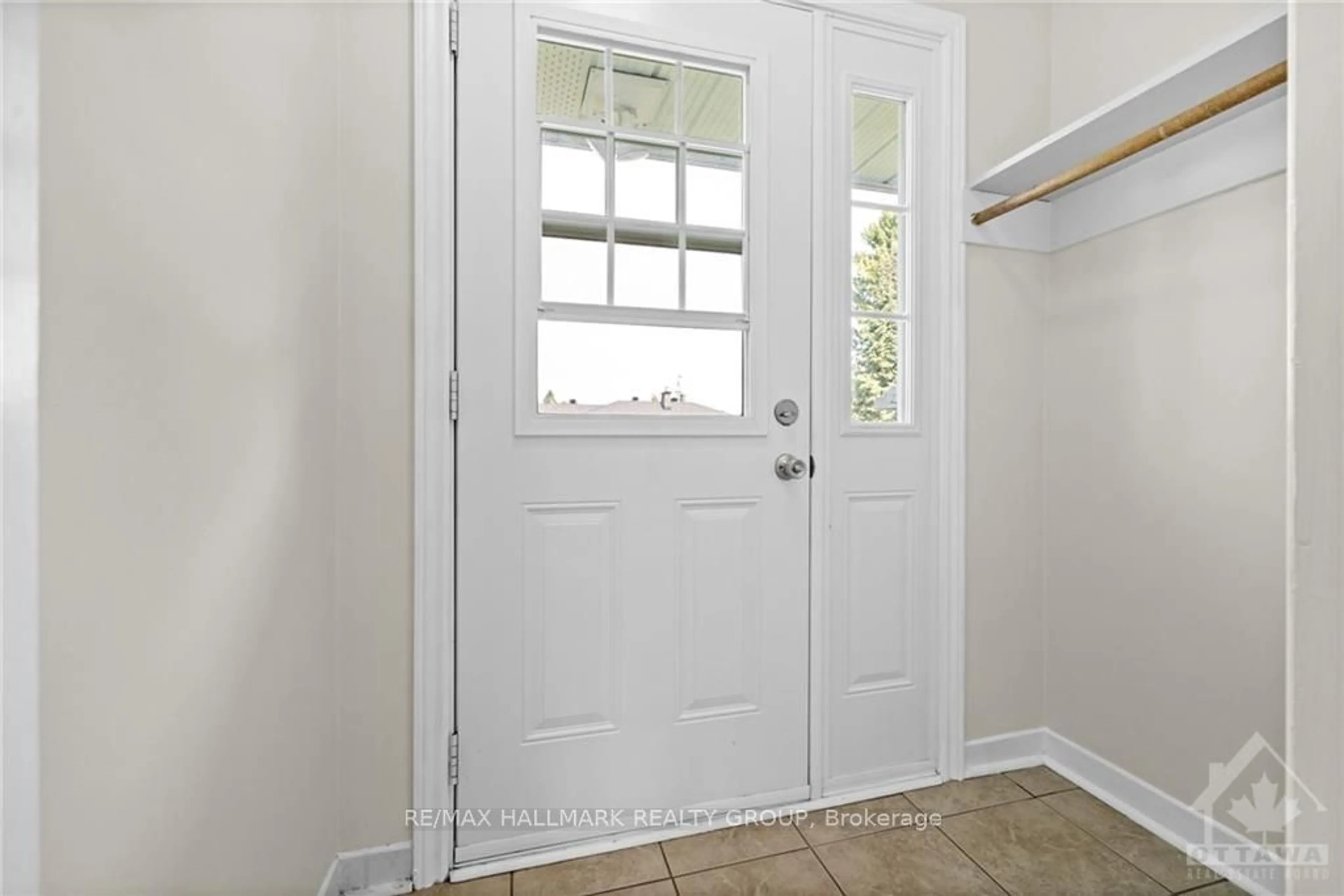 Indoor entryway, wood floors for 10 ROUNDHAY Dr, South of Baseline to Knoxdale Ontario K2G 1B5