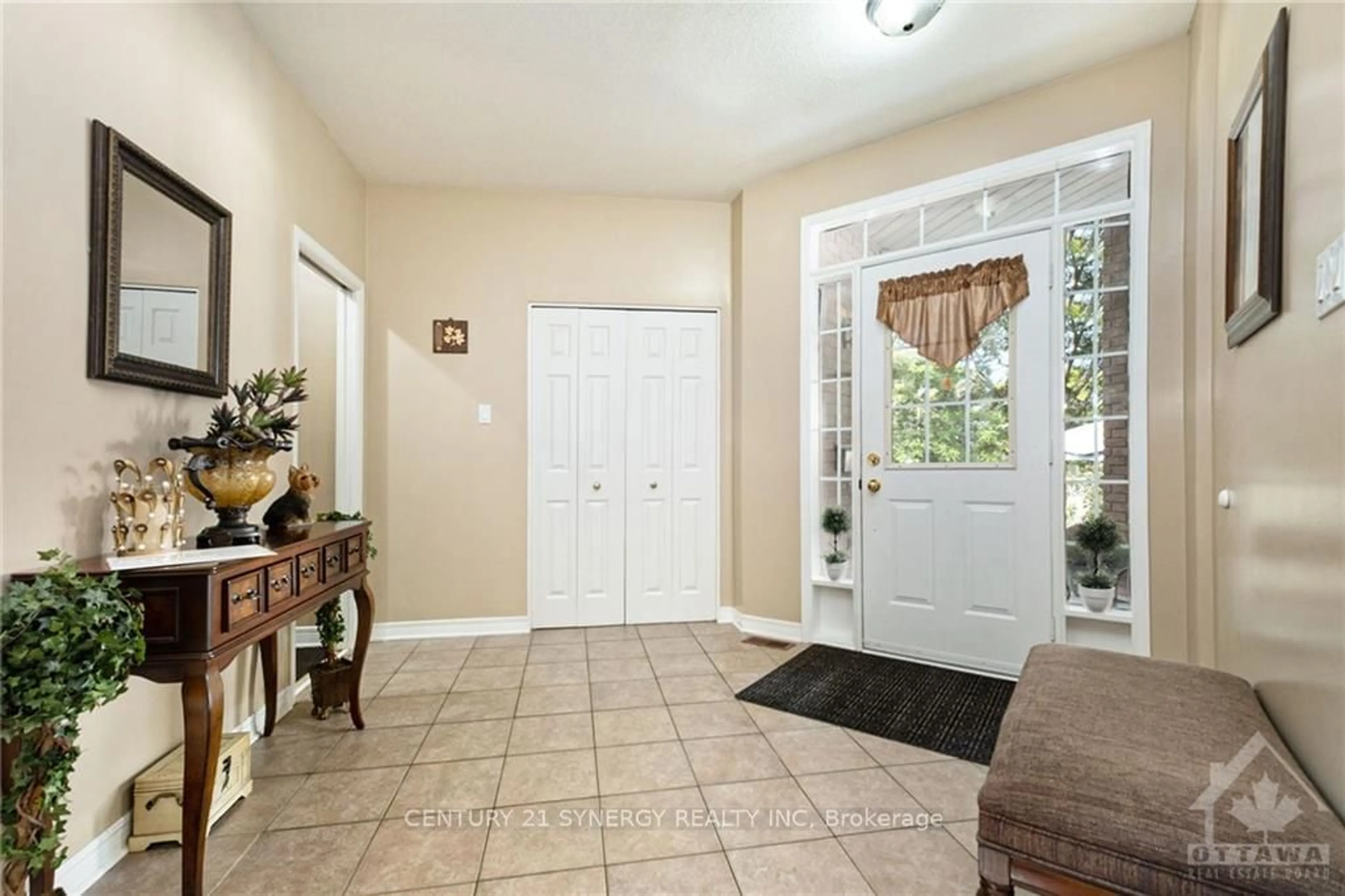 Indoor entryway, wood floors for 235 STATION Blvd, Alta Vista and Area Ontario K1G 6L8