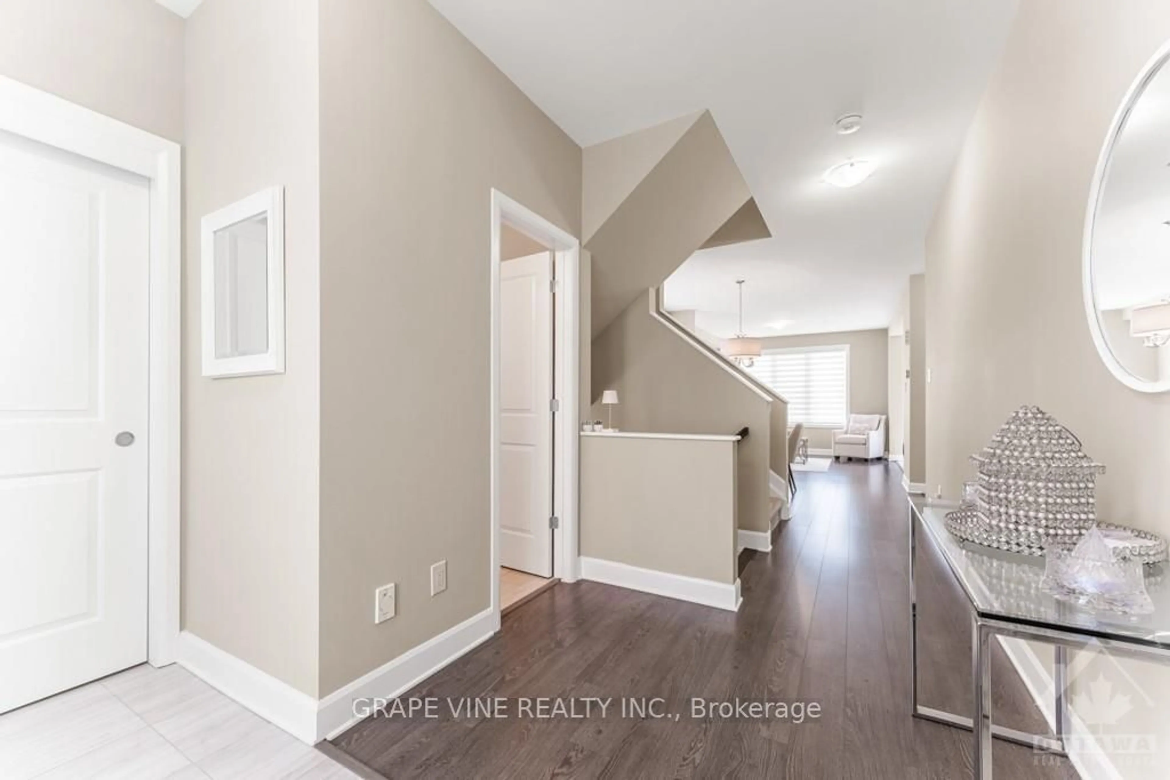 Indoor entryway, wood floors for 11 AURA Ave, Barrhaven Ontario K2J 6S1