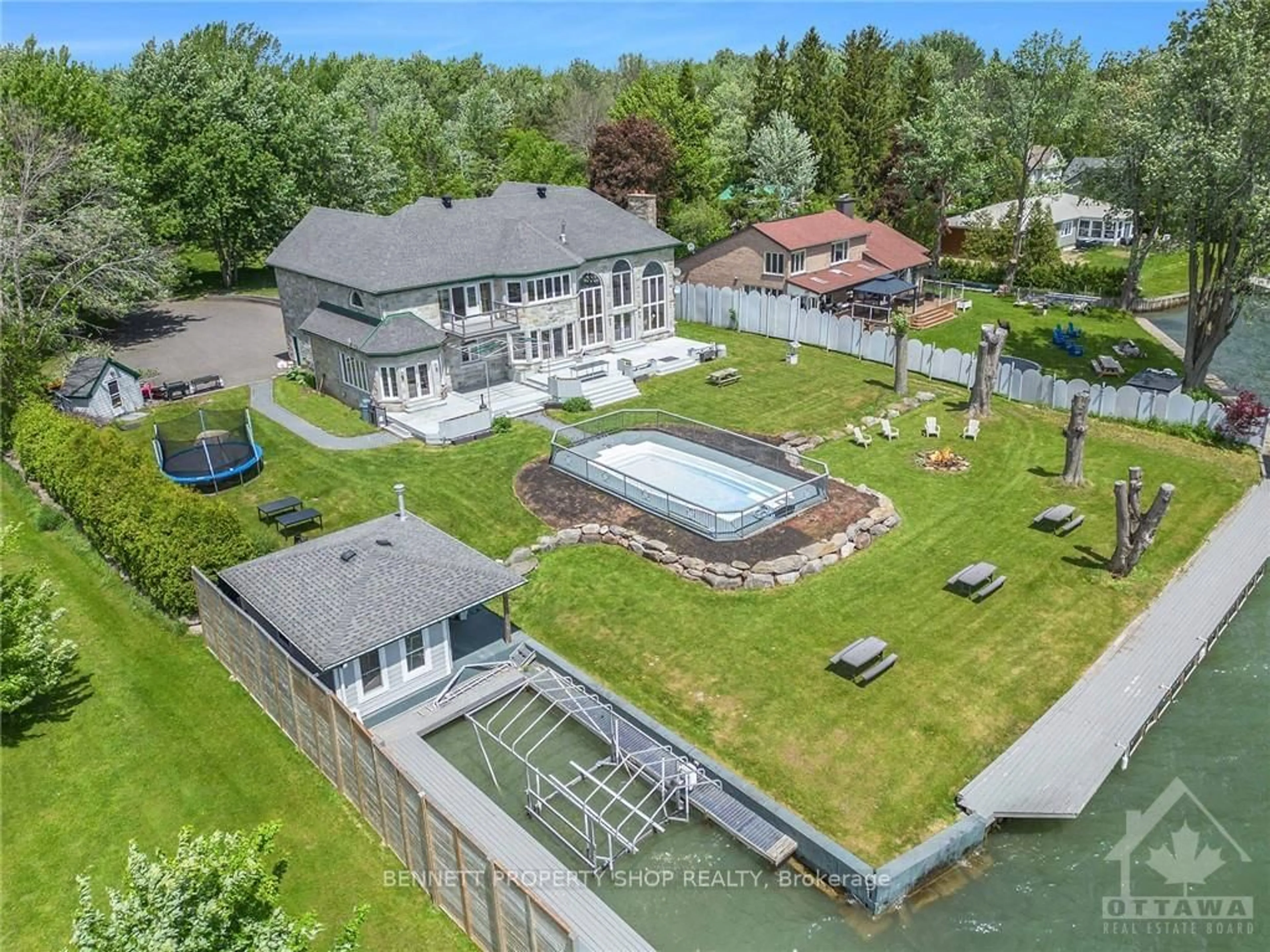 Indoor or outdoor pool for 22080 OLD 2, South Glengarry Ontario K0C 1E0