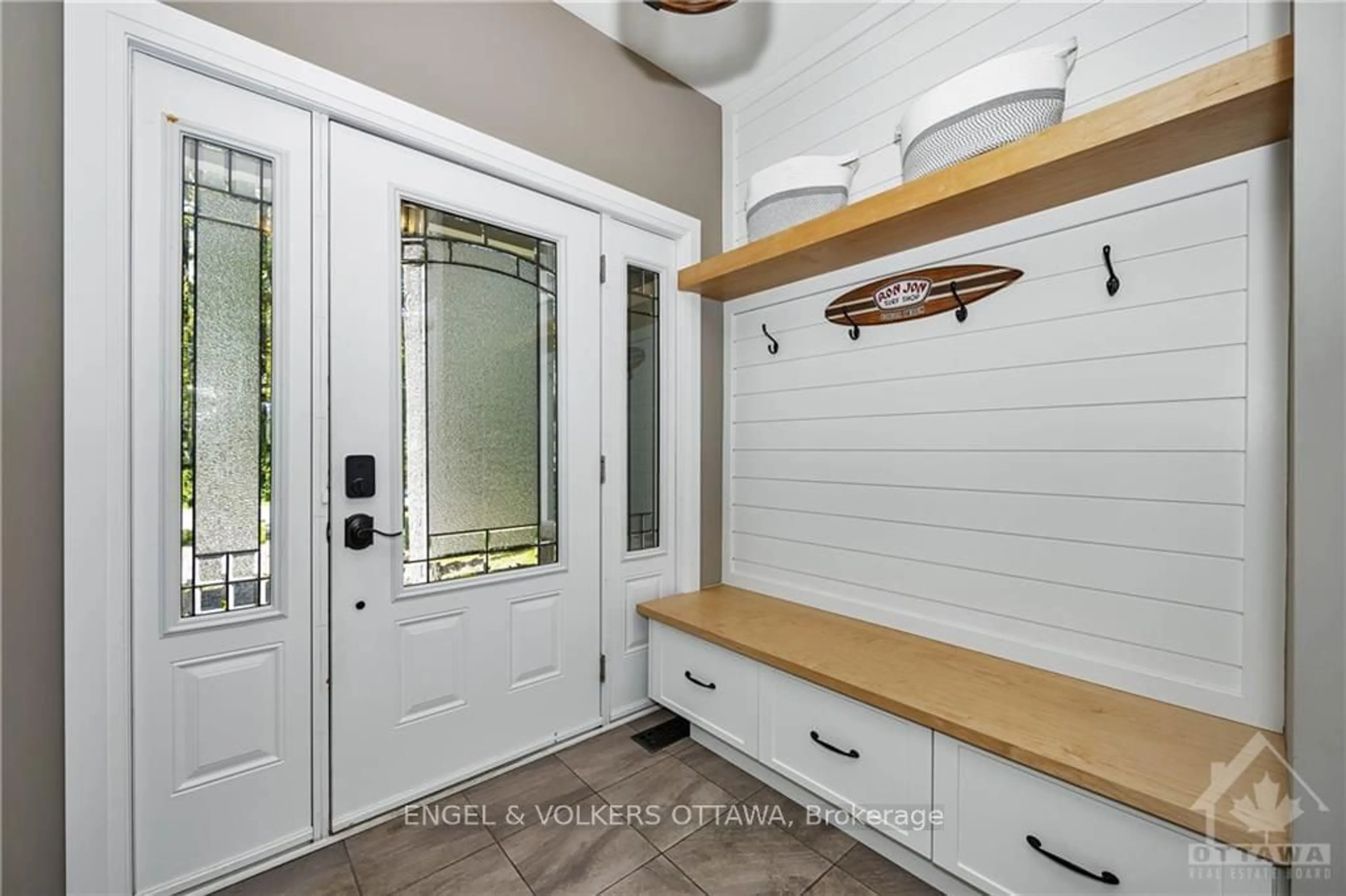 Indoor entryway, wood floors for 234 BAYVIEW Dr, Constance Bay - Dunrobin - Kilmaurs - Woodlawn Ontario K0A 3M0