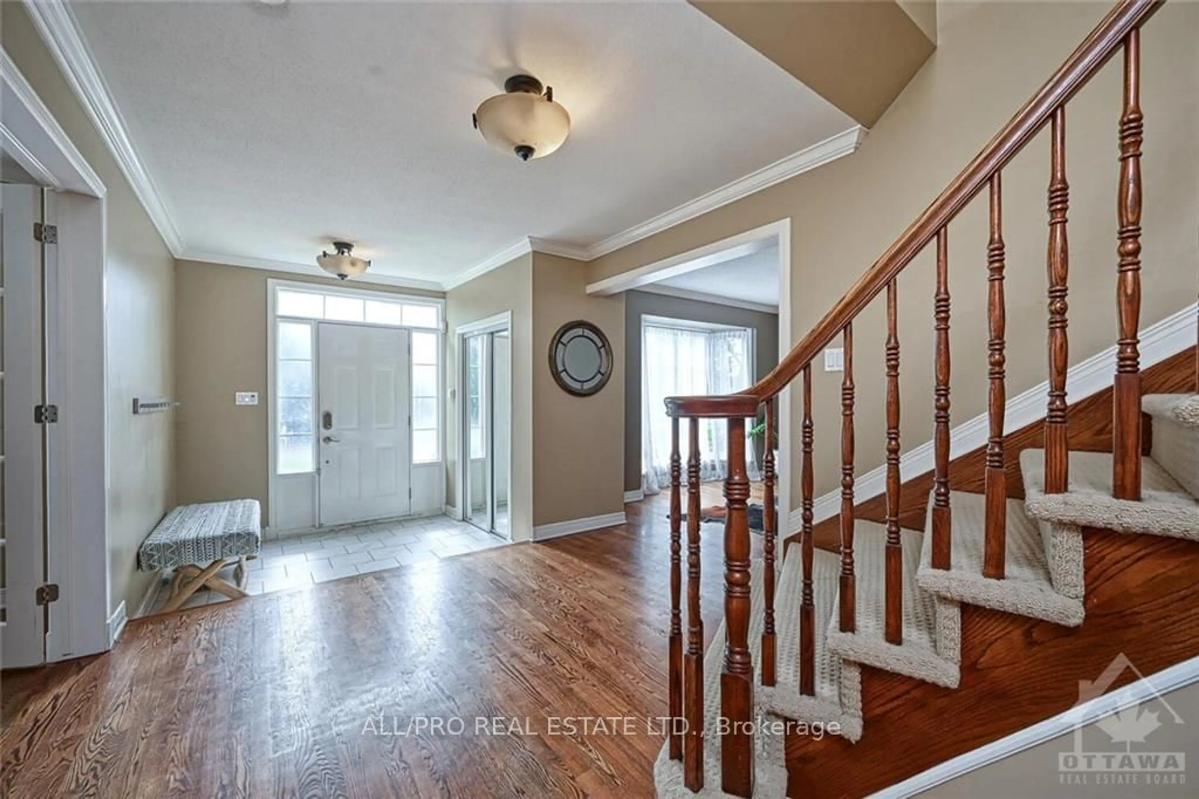 Indoor entryway, wood floors for 4318 TOTEM Dr, Blossom Park - Airport and Area Ontario K1V 1L6