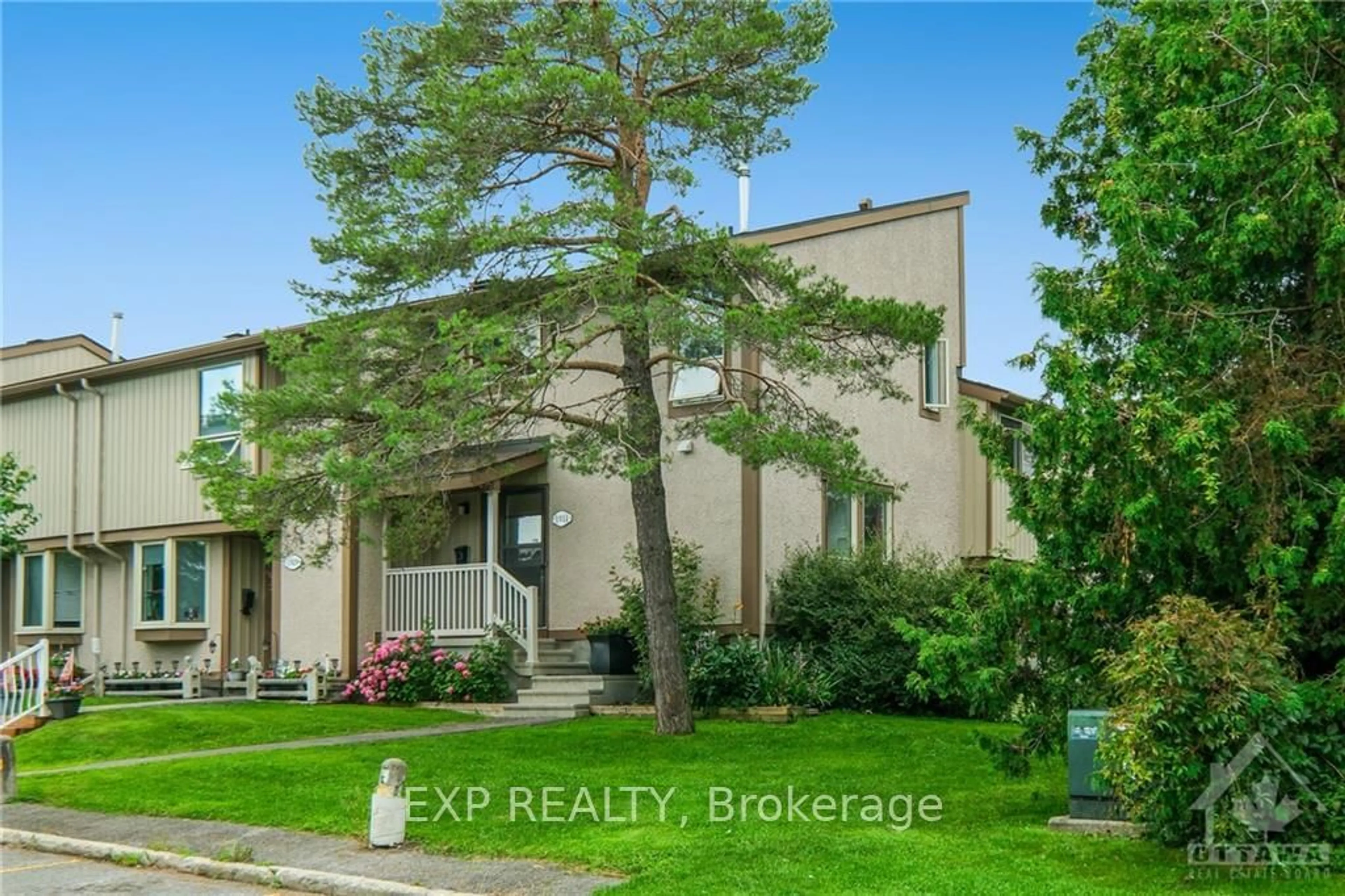 A pic from exterior of the house or condo, cottage for 1931 STONEHENGE Cres, Cyrville - Carson Grove - Pineview Ontario K1B 4N7