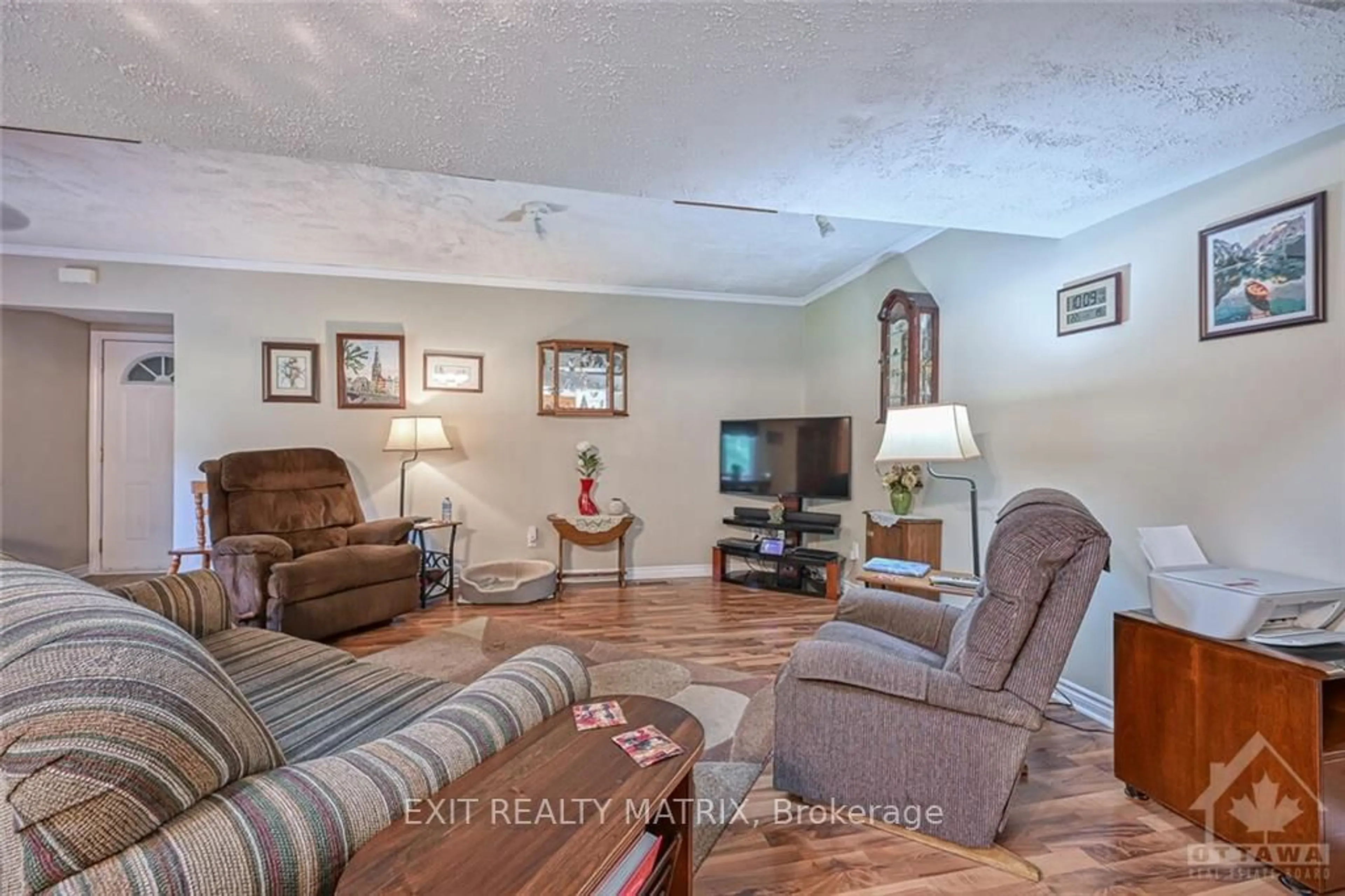 Living room, wood floors for 5790 WOOD DUCK Dr, Greely - Metcalfe - Osgoode - Vernon and Area Ontario K0A 2W0