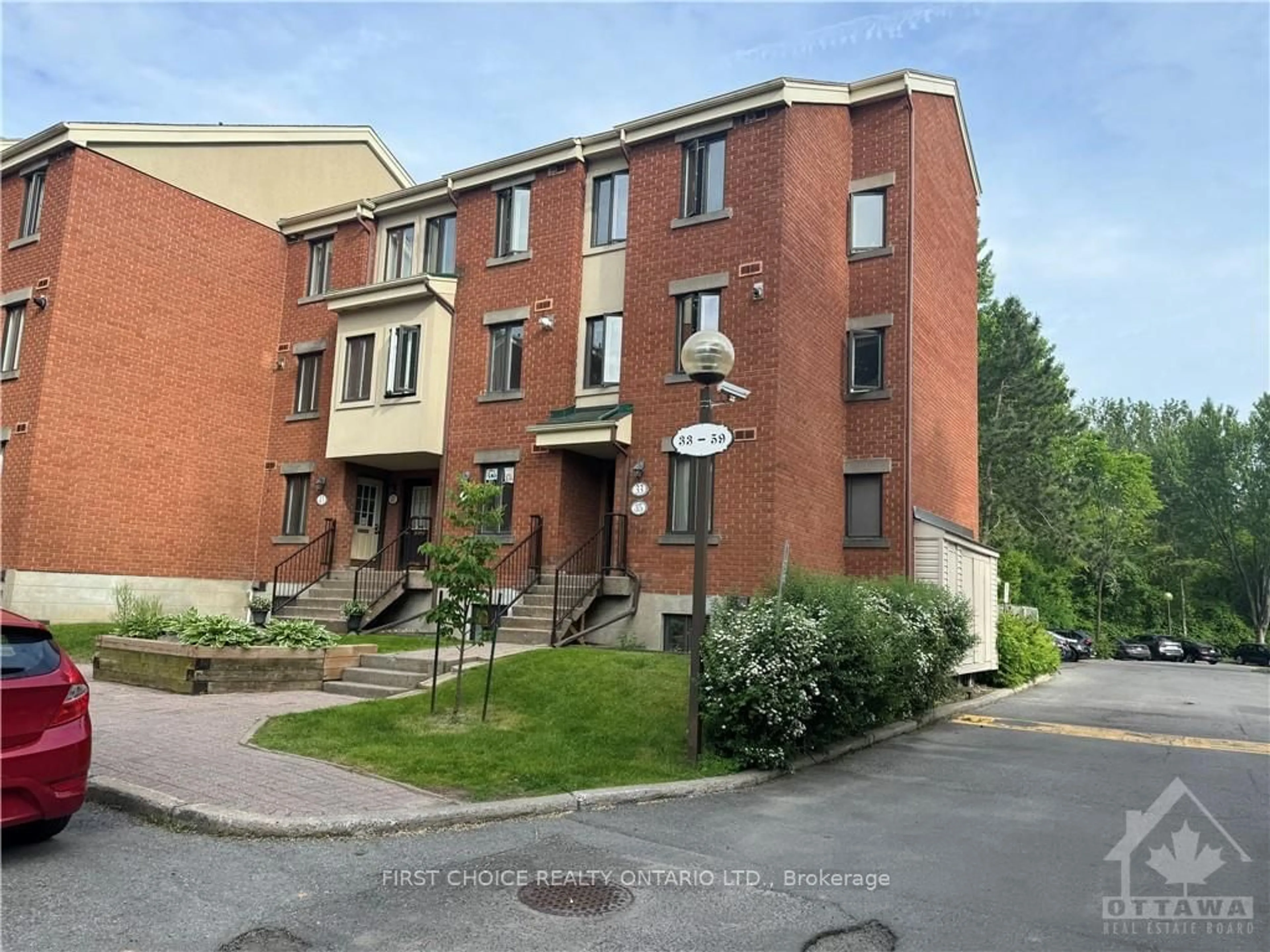 A pic from exterior of the house or condo, the street view for 33 CRISPIN, Manor Park - Cardinal Glen and Area Ontario K1K 2T7