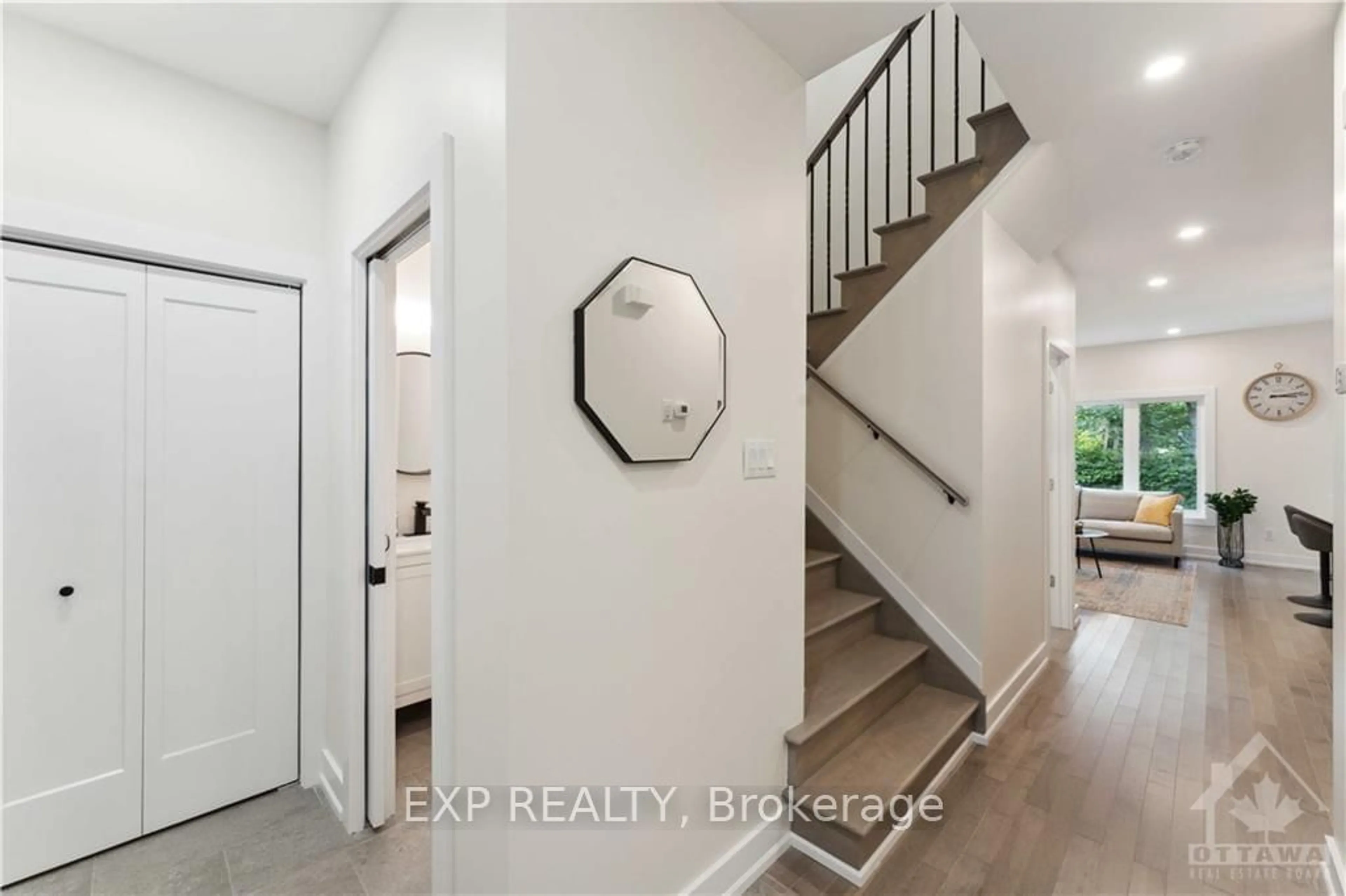 Indoor entryway, wood floors for 66 PRINCE ALBERT St, Overbook - Castleheights and Area Ontario K1K 2A1