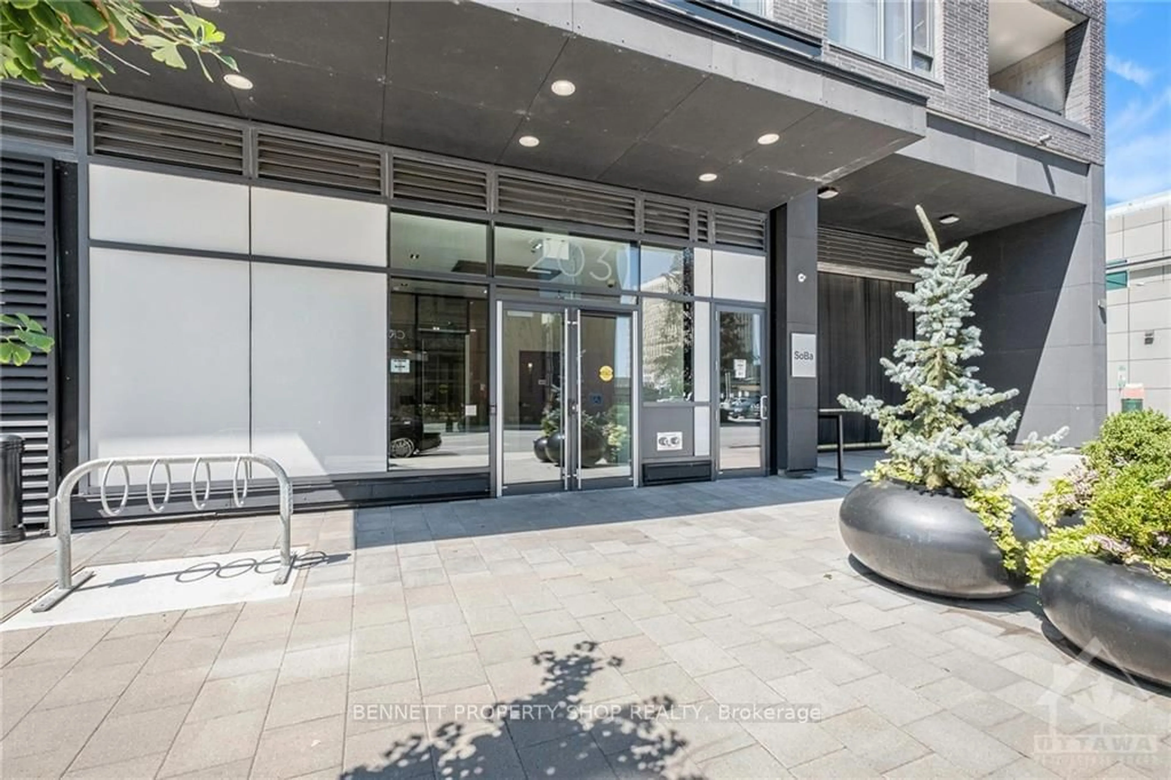 Patio, the front or back of building for 203 CATHERINE St #1703, Ottawa Centre Ontario K2P 1J5