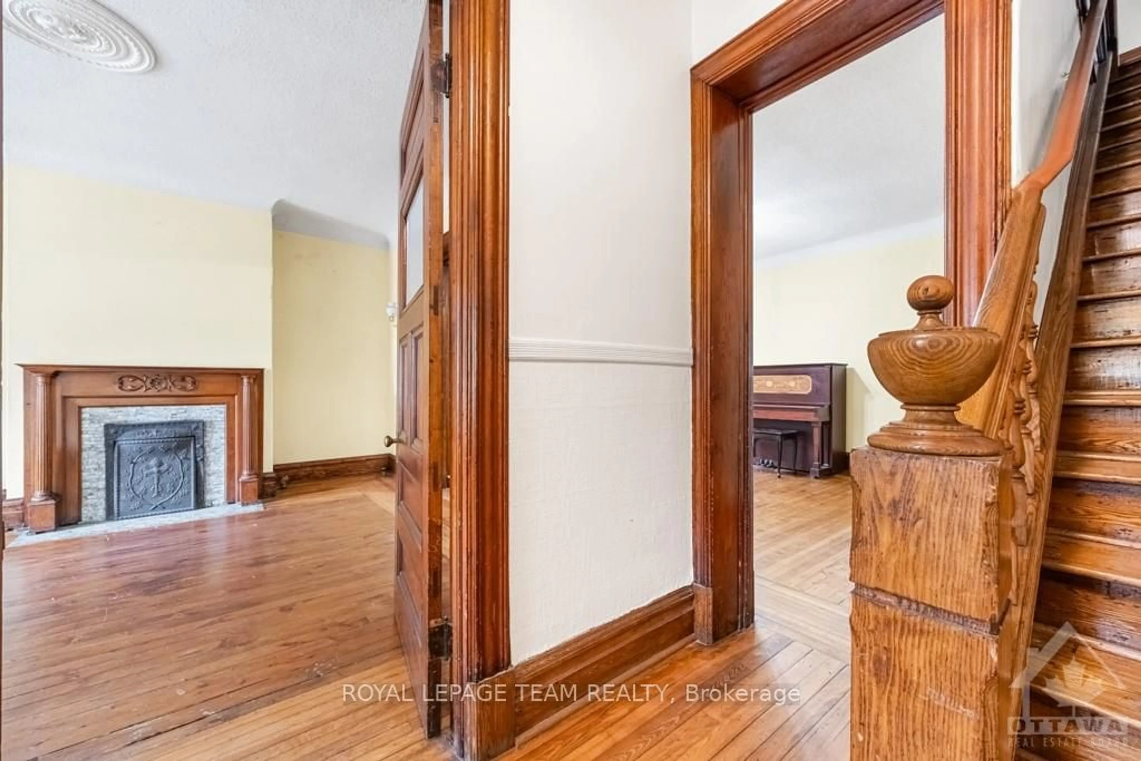 Indoor foyer, wood floors for 198 COBOURG St, Lower Town - Sandy Hill Ontario K1N 8H6