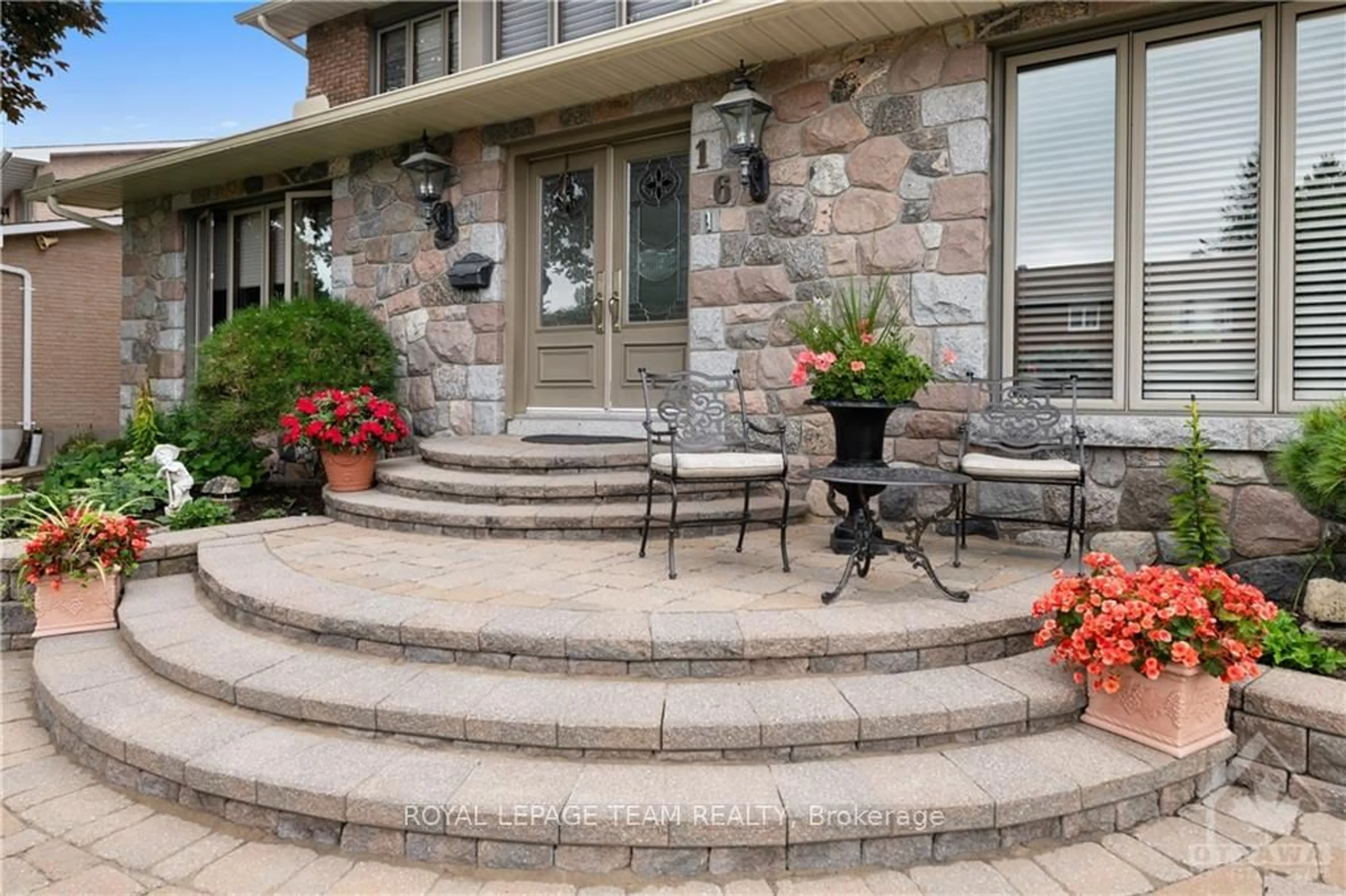 Patio, cottage for 16 JEREMIAH Pl, South of Baseline to Knoxdale Ontario K2H 8L8