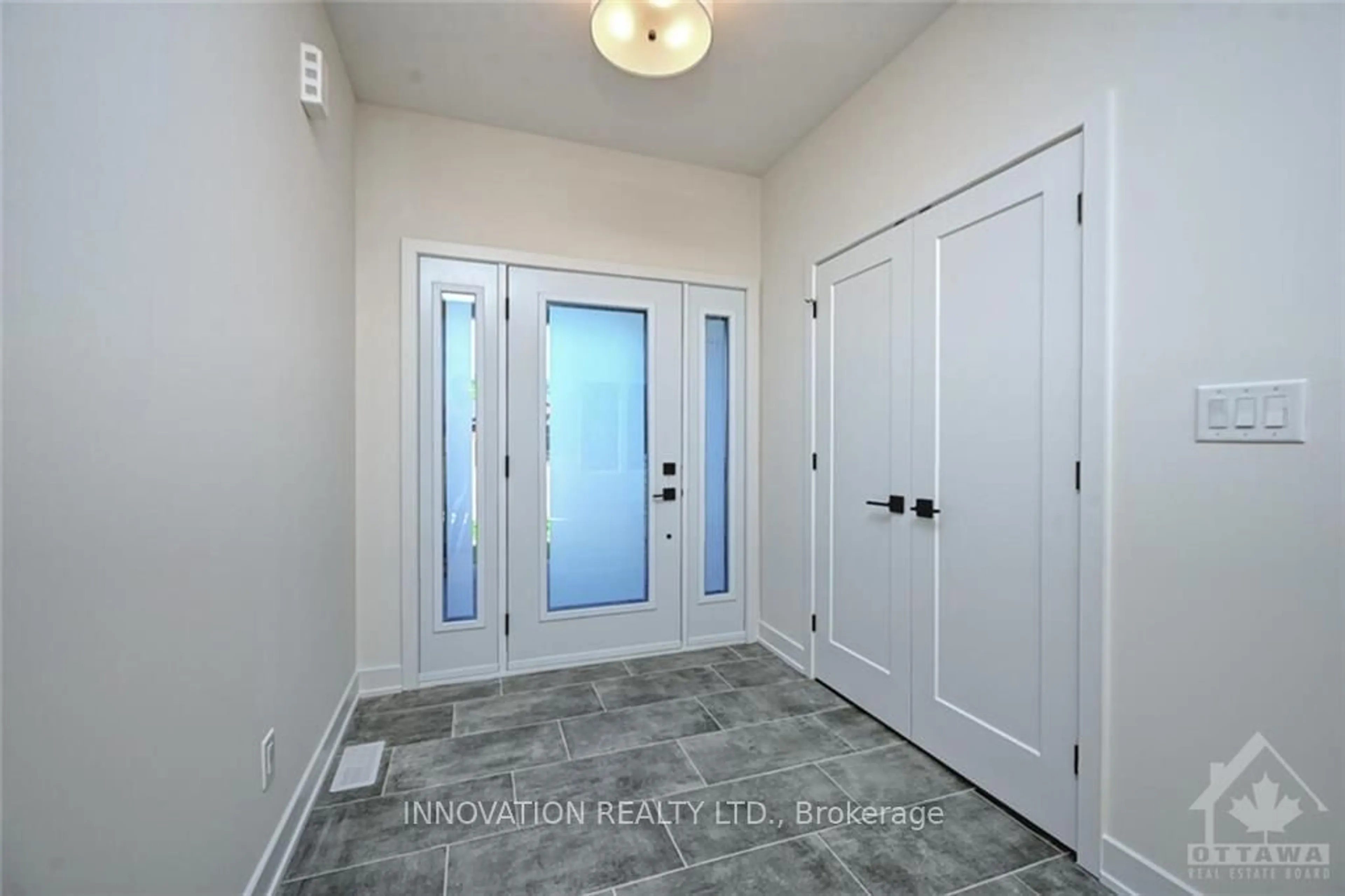 Indoor entryway, wood floors for 1689 TRIZISKY St, North Dundas Ontario K0E 1S0