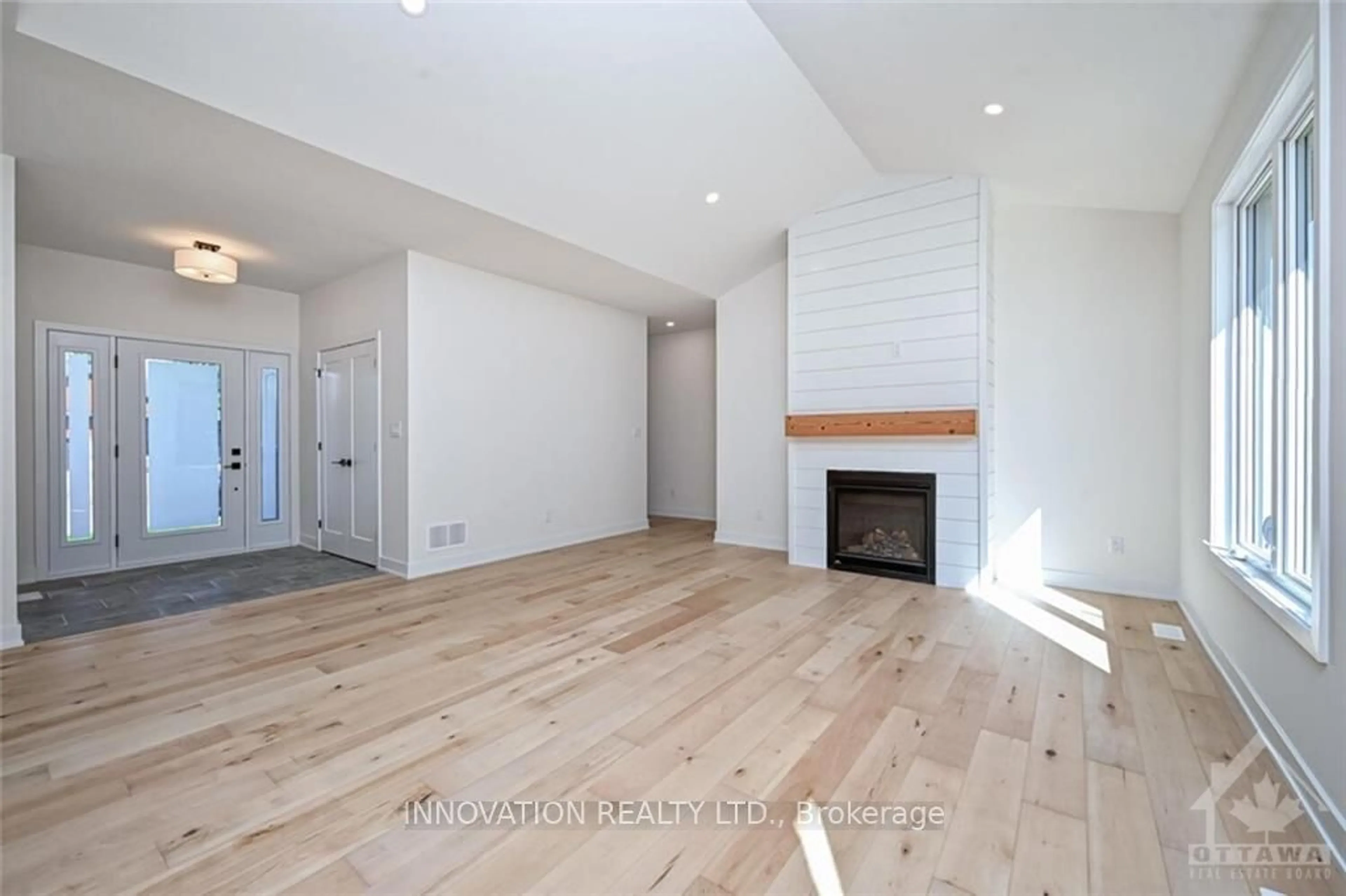 Indoor entryway, wood floors for 1689 TRIZISKY St, North Dundas Ontario K0E 1S0