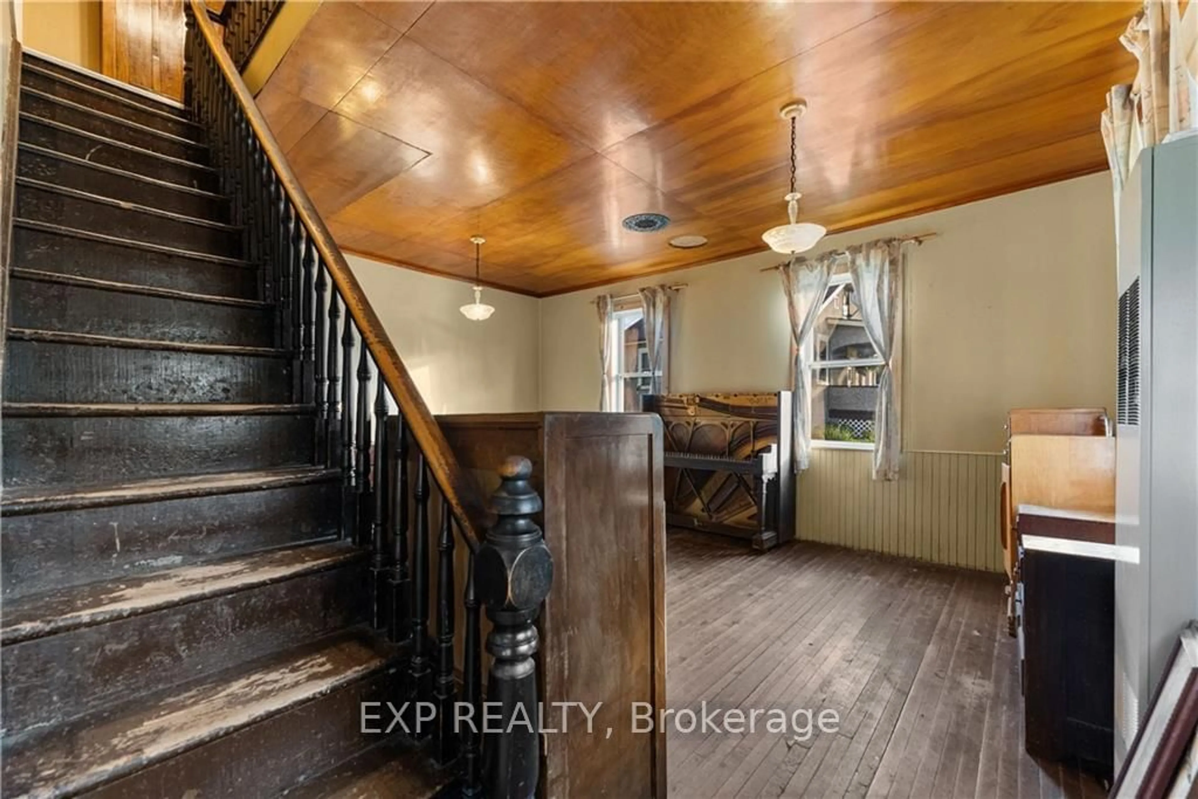 Indoor entryway, wood floors for 18 BOLAND St, Killaloe, Hagarty and Richards Ontario K0J 2A0