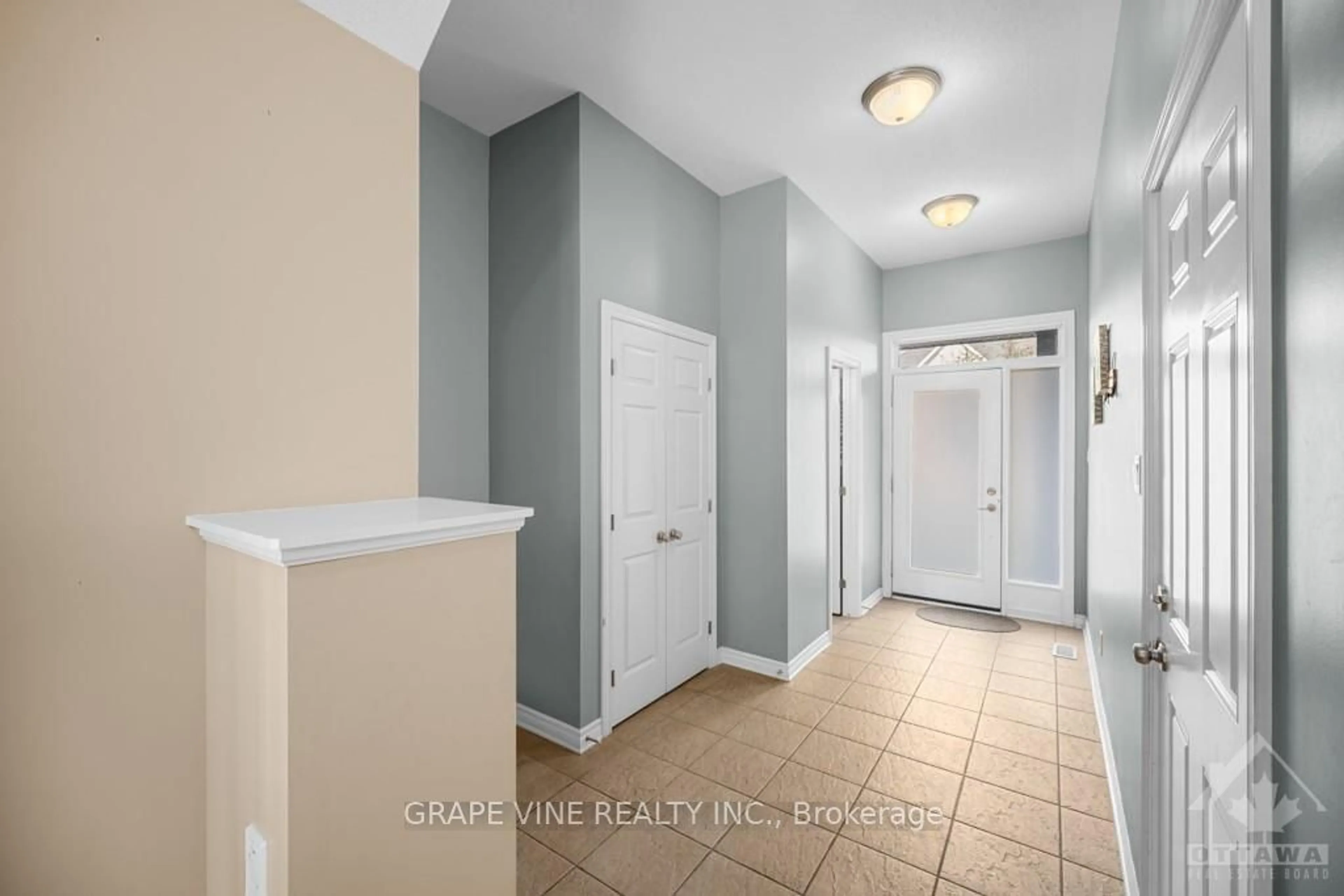 Indoor entryway, ceramic floors for 334 GRAMMOND Circ, Orleans - Cumberland and Area Ontario K4A 0W8