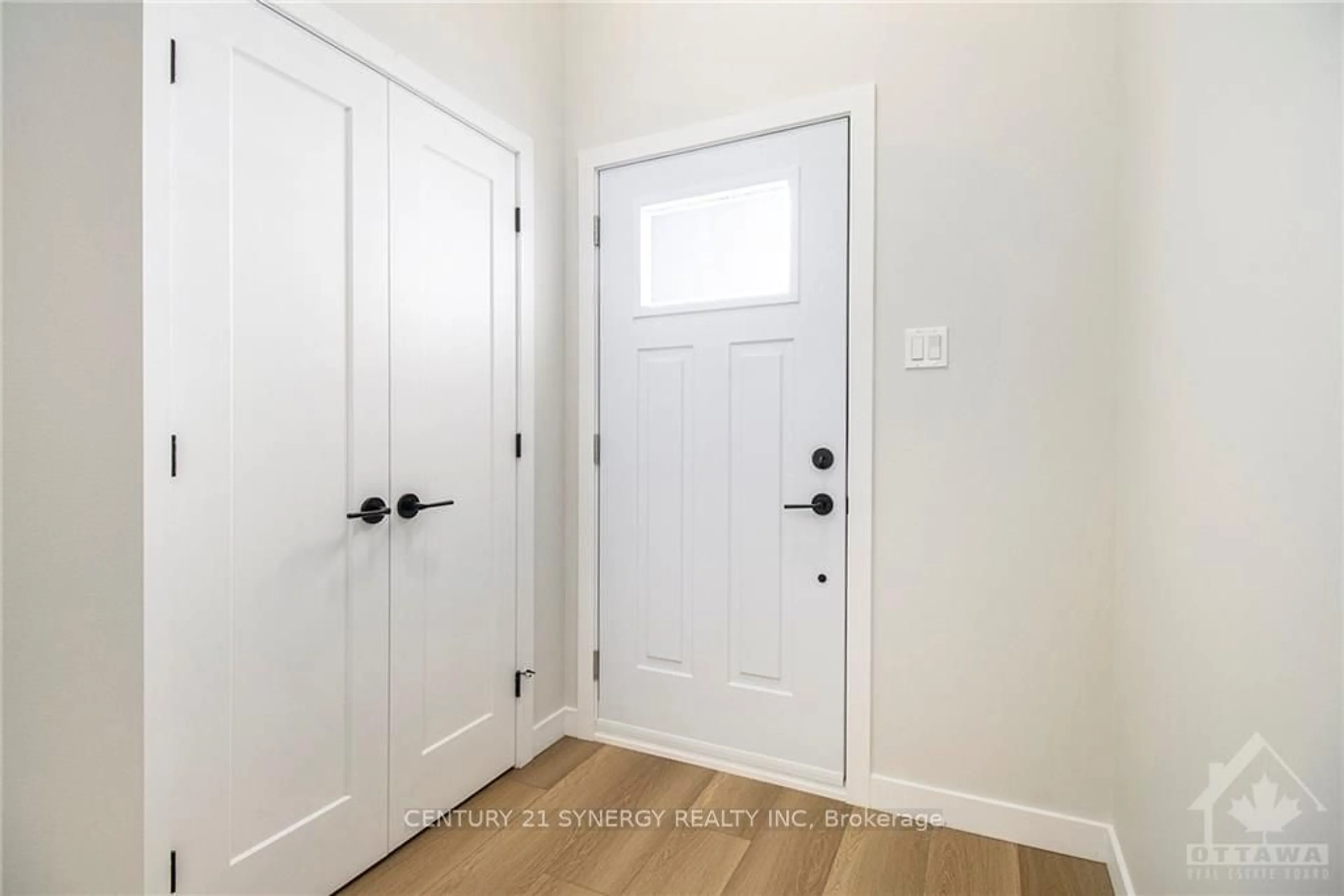 Indoor entryway, wood floors for 80 VILLENEUVE St, North Stormont Ontario K0C 1W0